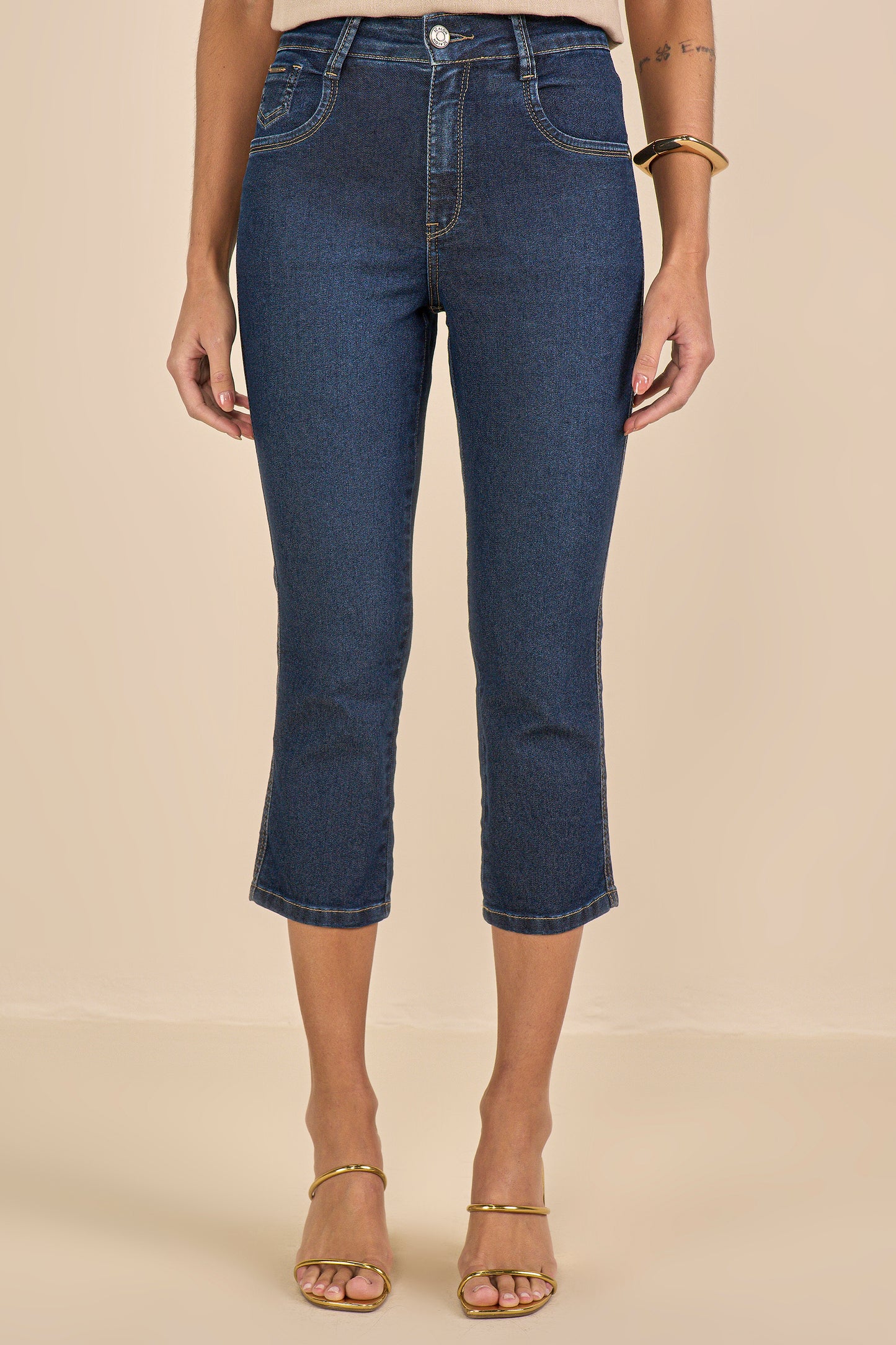 calça jeans cropped cintura intermediária detalhe bolso relógio