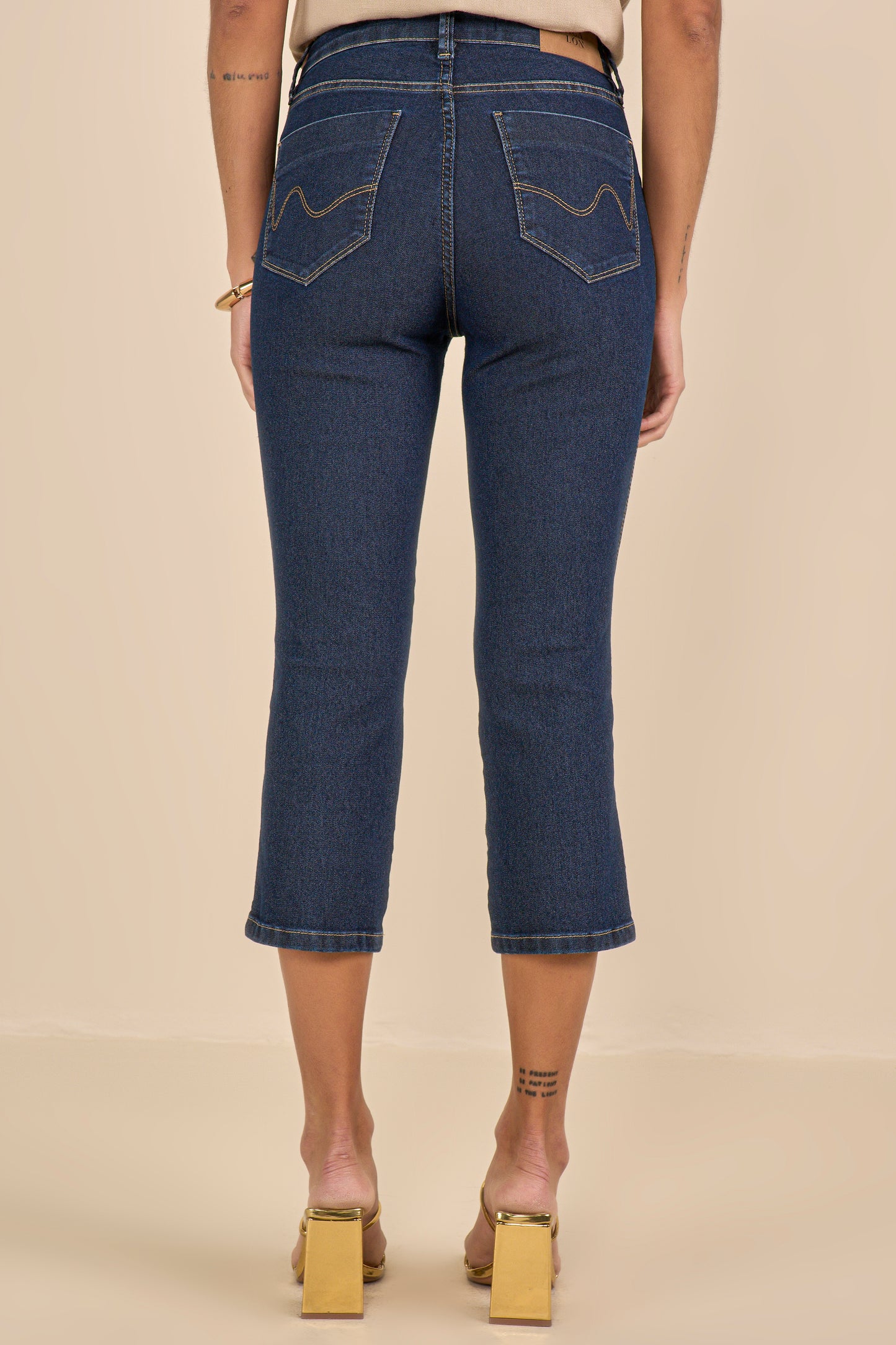 calça jeans cropped cintura intermediária detalhe bolso relógio