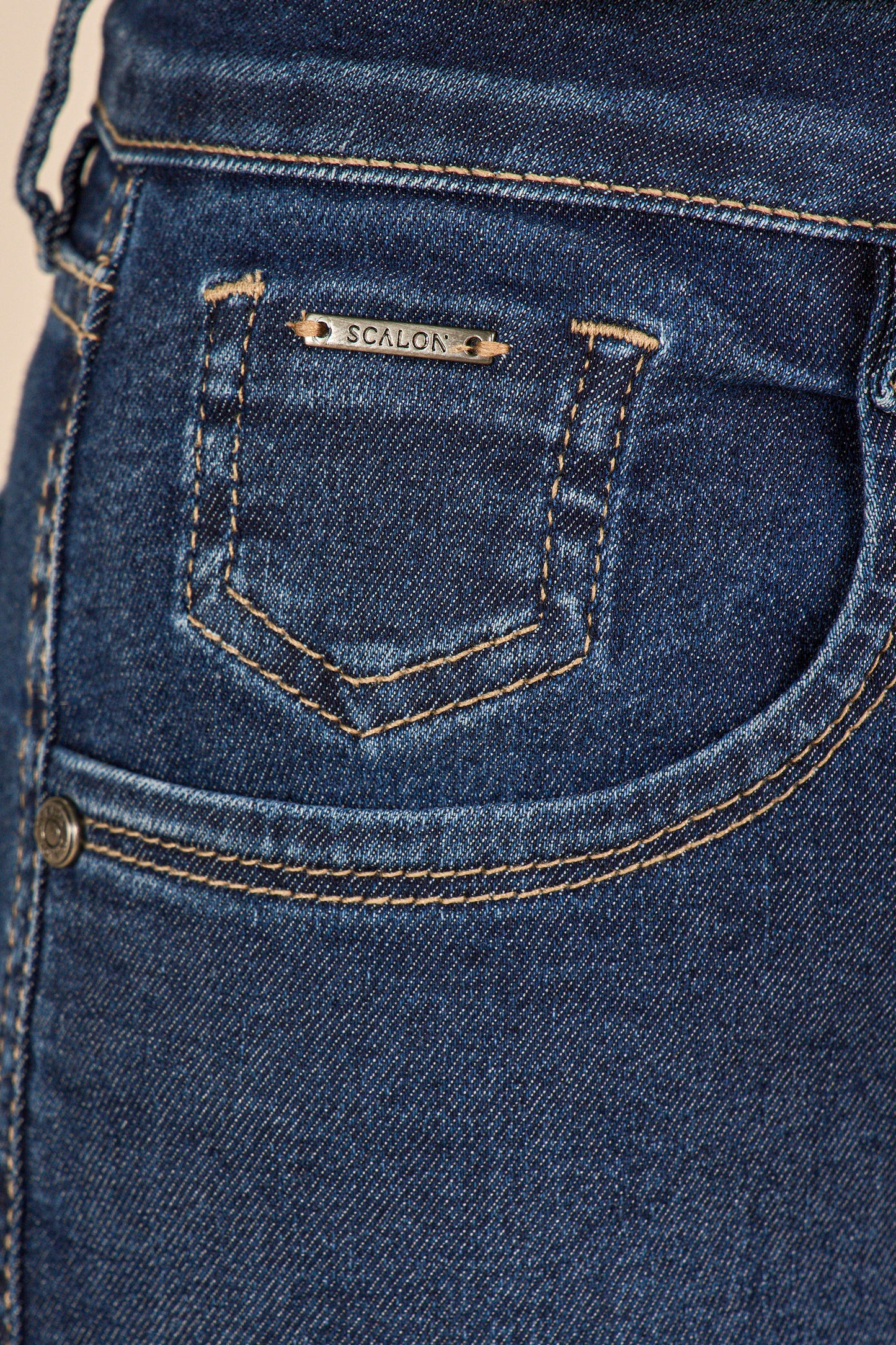 calça jeans cropped cintura intermediária detalhe bolso relógio
