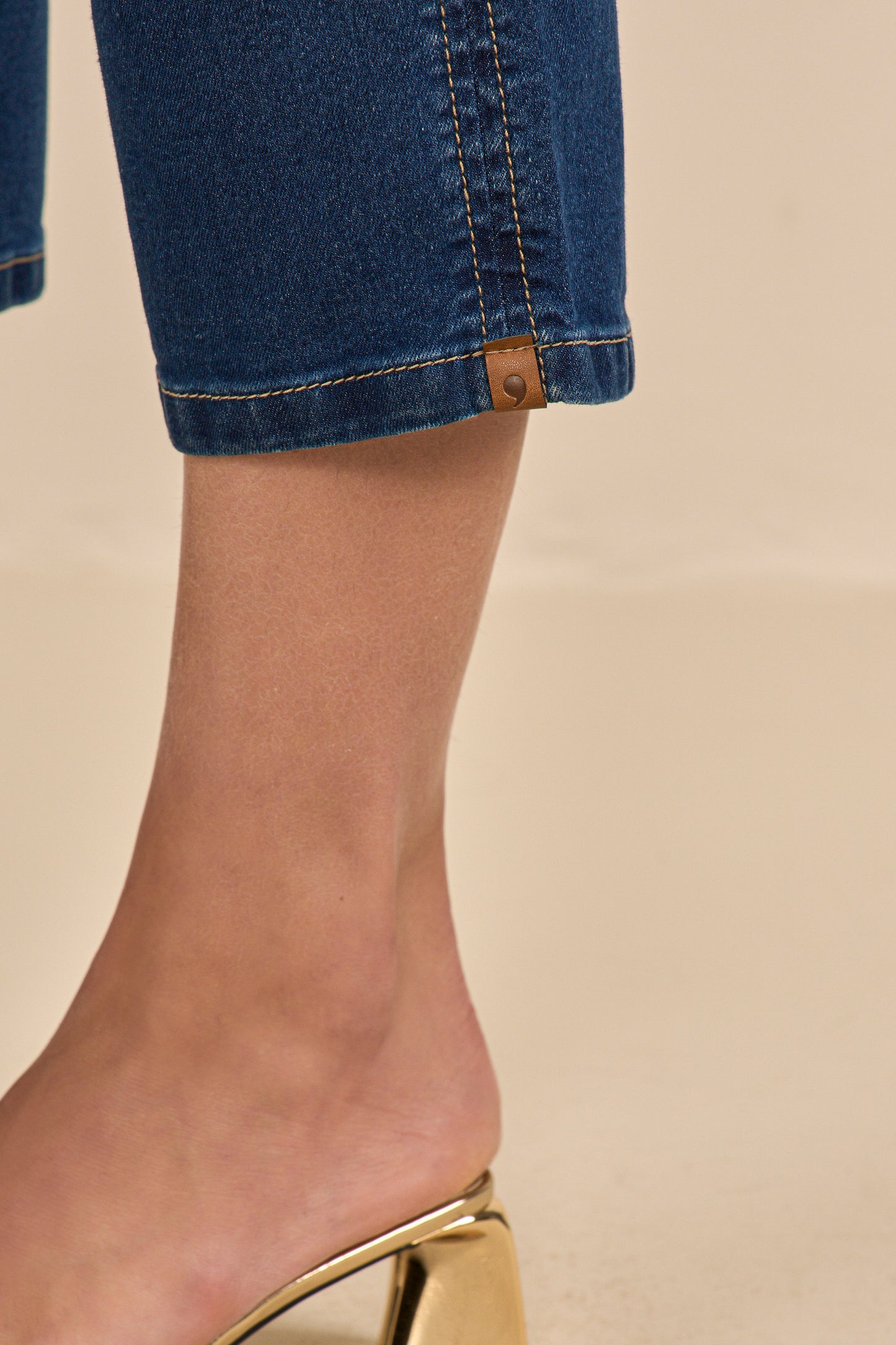 calça jeans cropped cintura intermediária com detalhe lateral