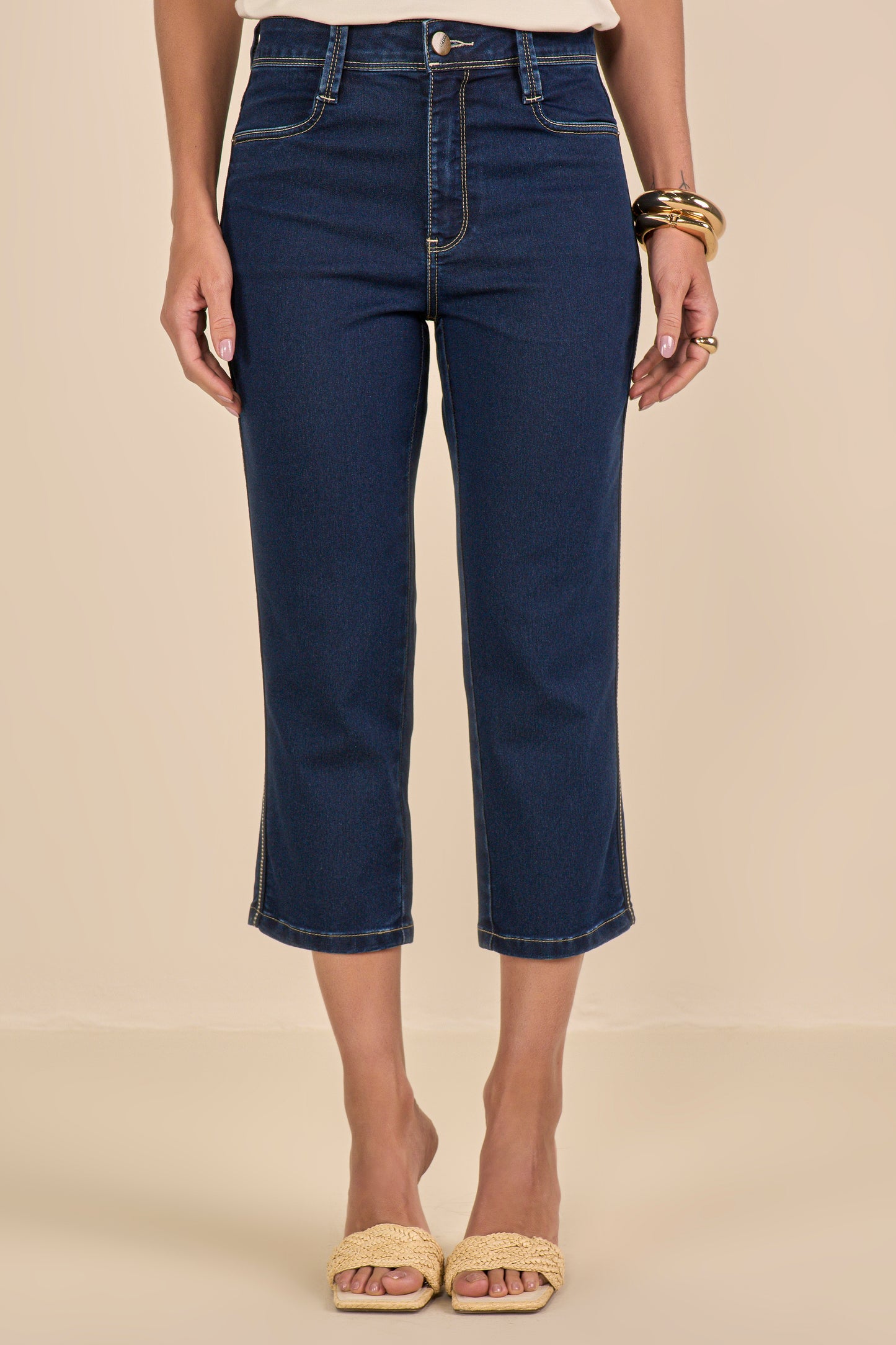 calça jeans cropped cintura intermediária com detalhe galão lateral