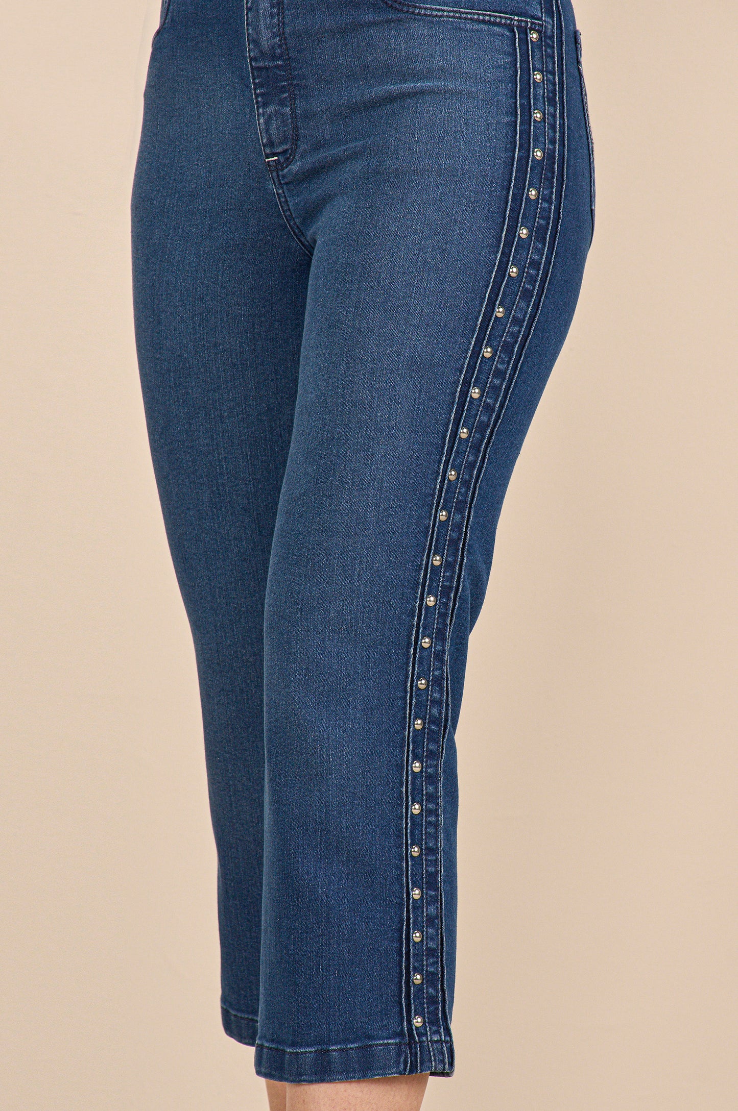 calça jeans cropped cintura intemediária com tachas