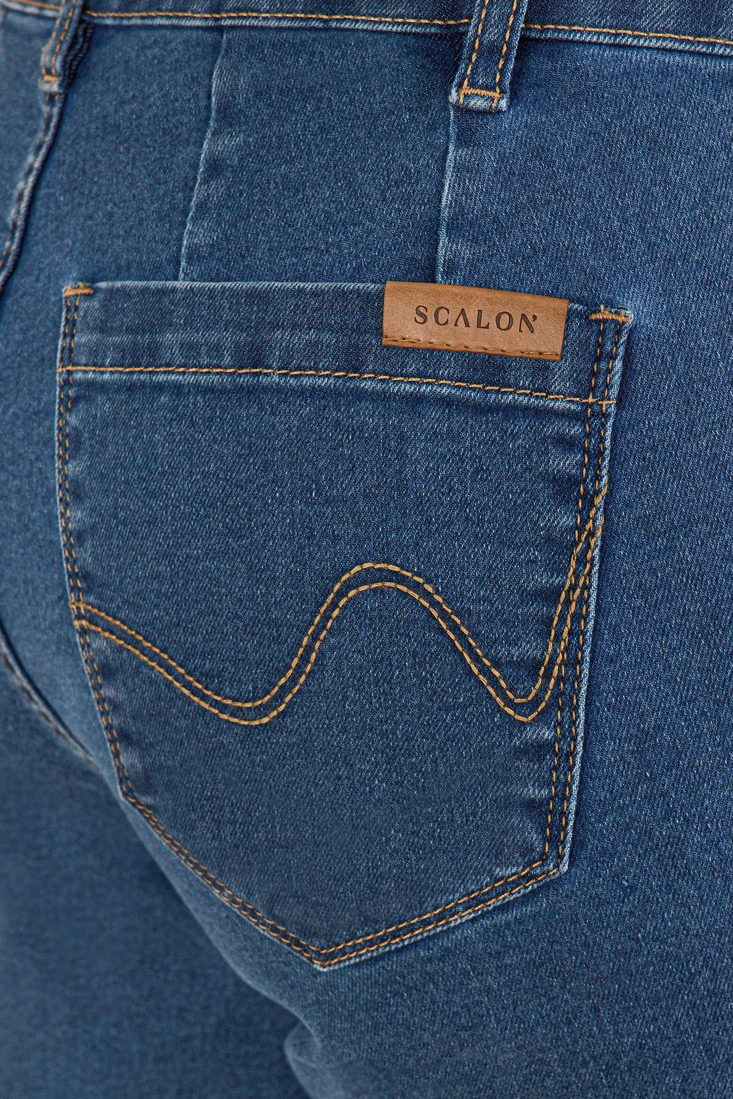 calça jeans cropped cintura intermediária com recorte lateral