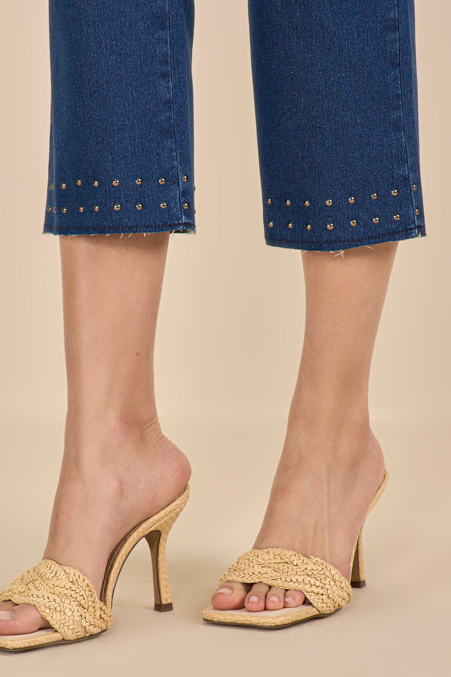 calça jeans cropped cintura intermediária com tachas