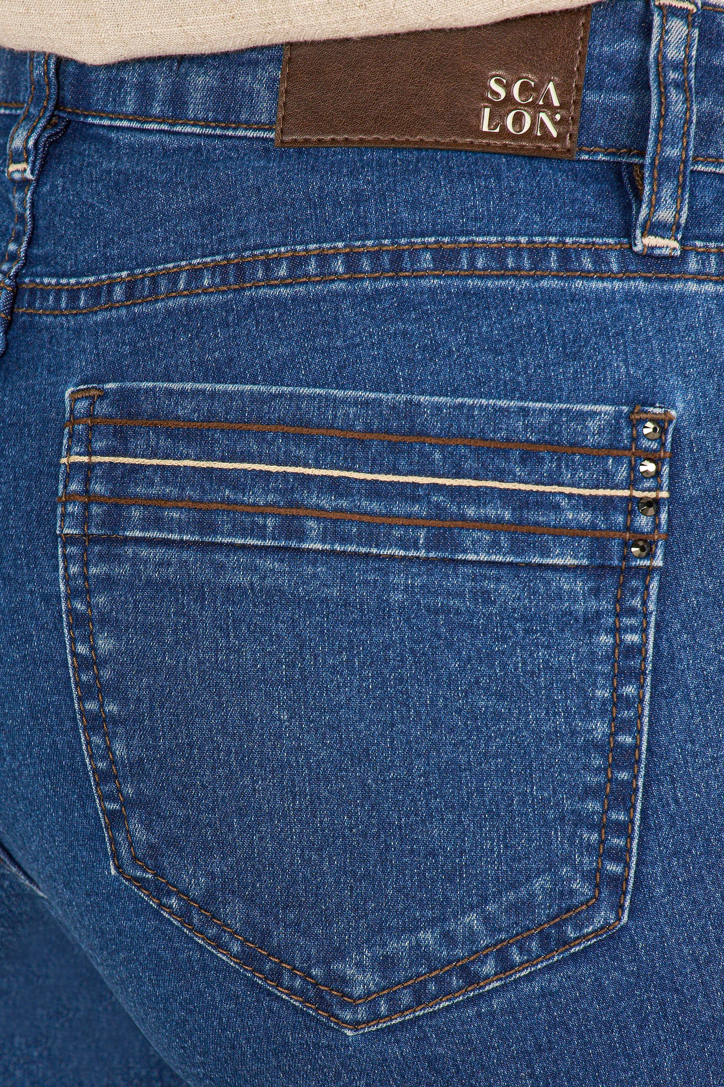 calça jeans cropped cintura intermediária com cristais