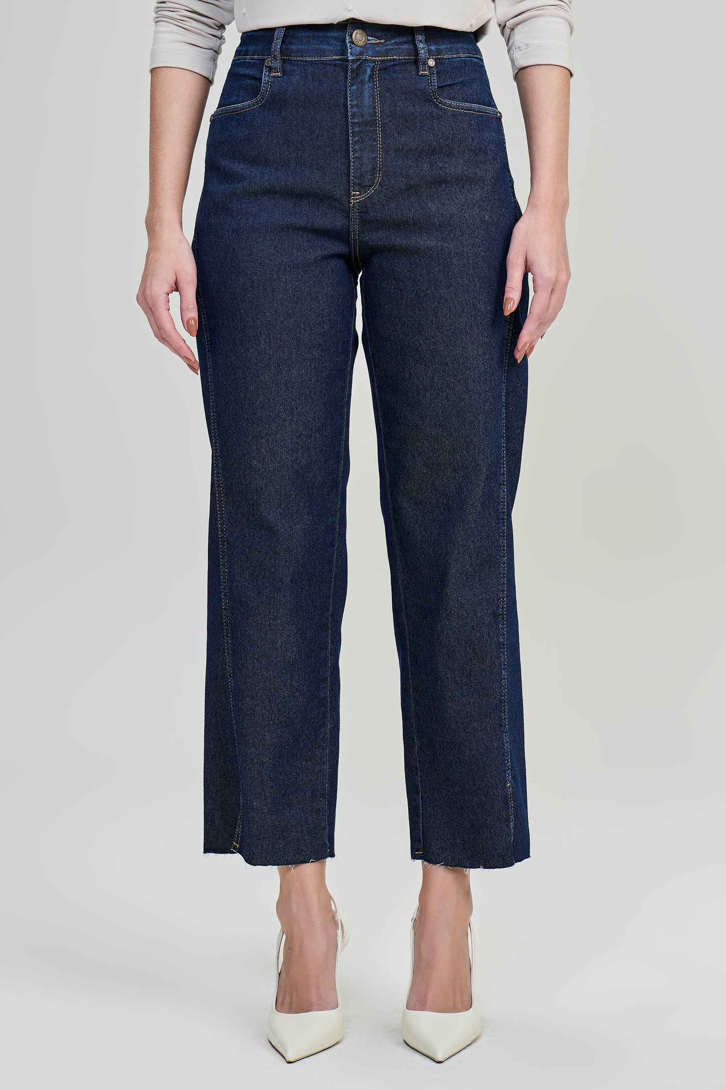 calça jeans pantcropped cintura intermediária com recorte