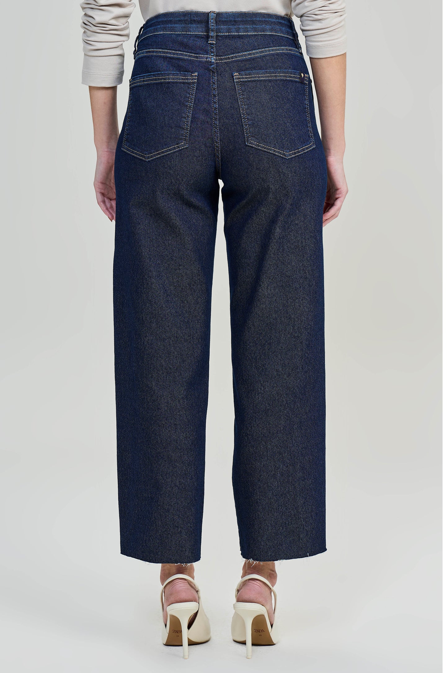 calça jeans pantcropped cintura intermediária com recorte