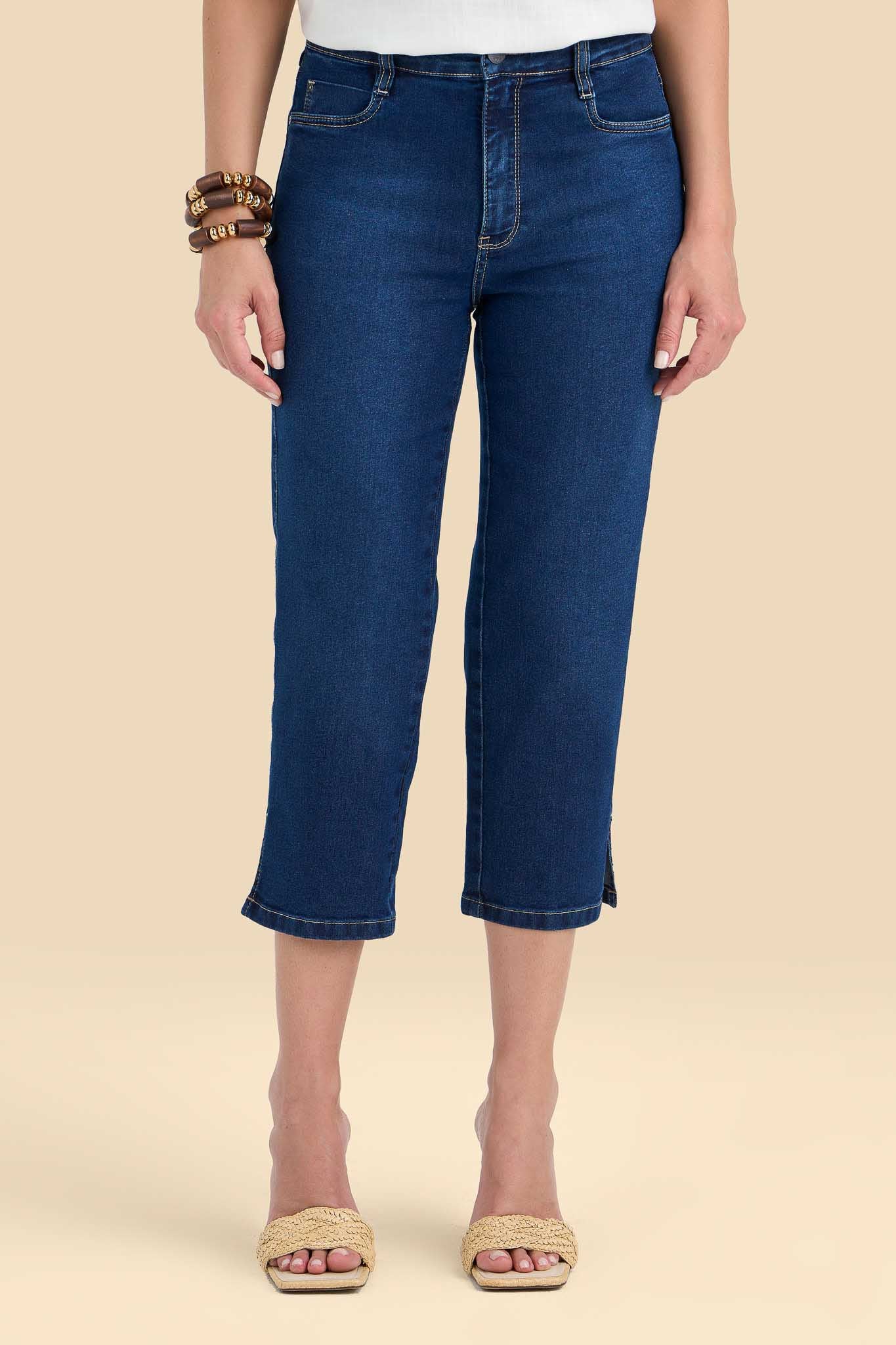 calça jeans cropped cintura intermediária com abertura e cristais