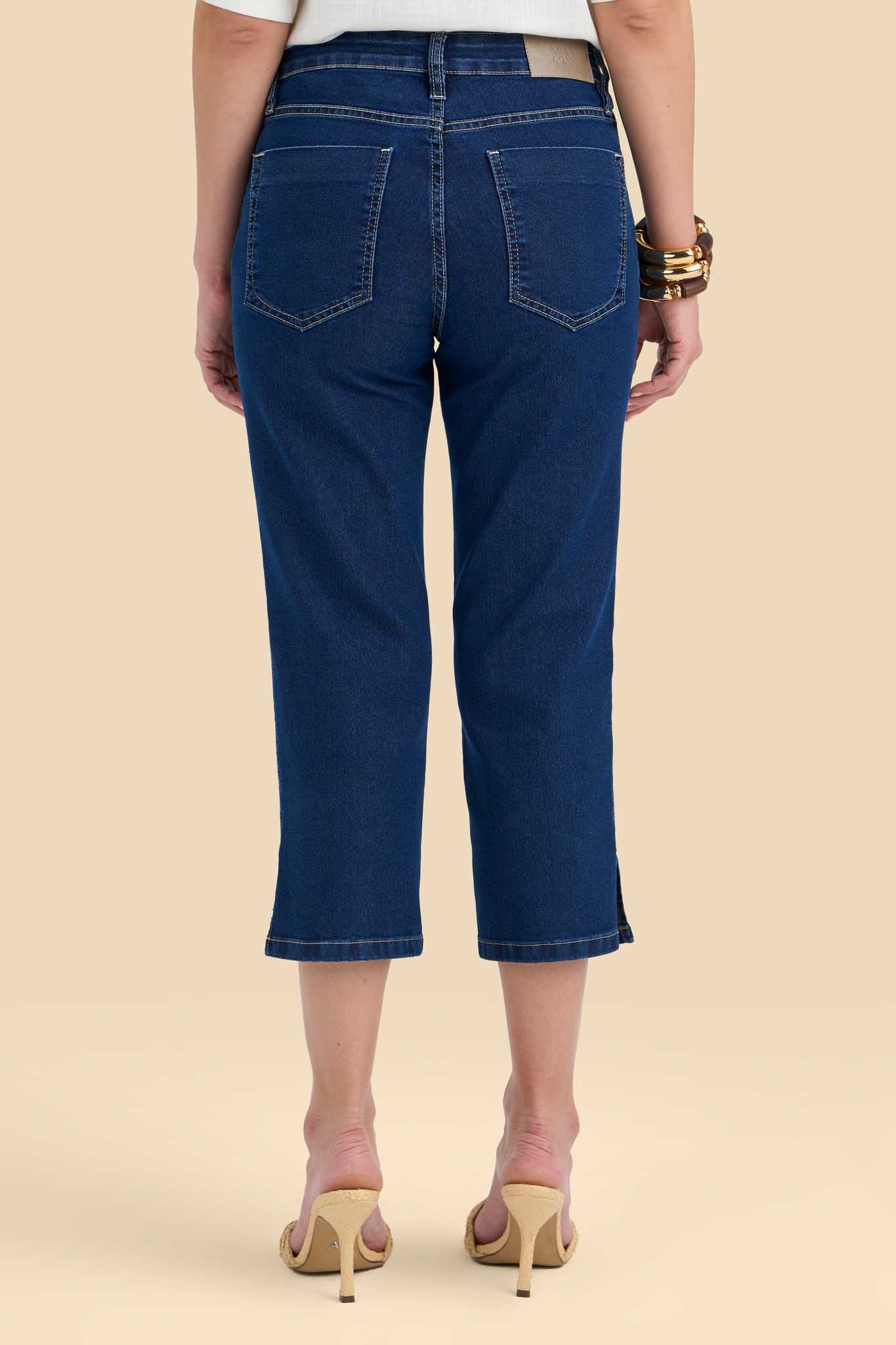 calça jeans cropped cintura intermediária com abertura e cristais