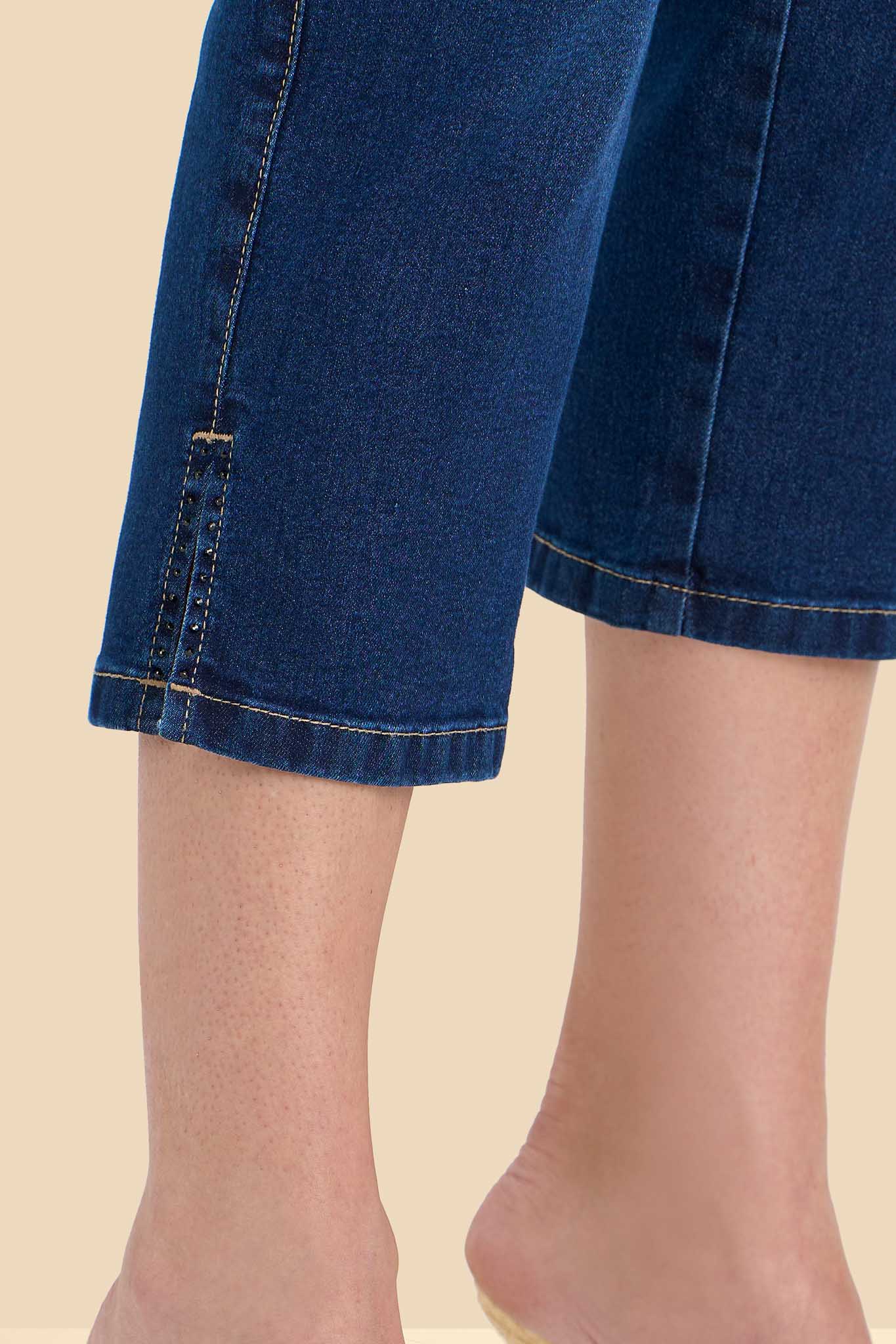 calça jeans cropped cintura intermediária com abertura e cristais