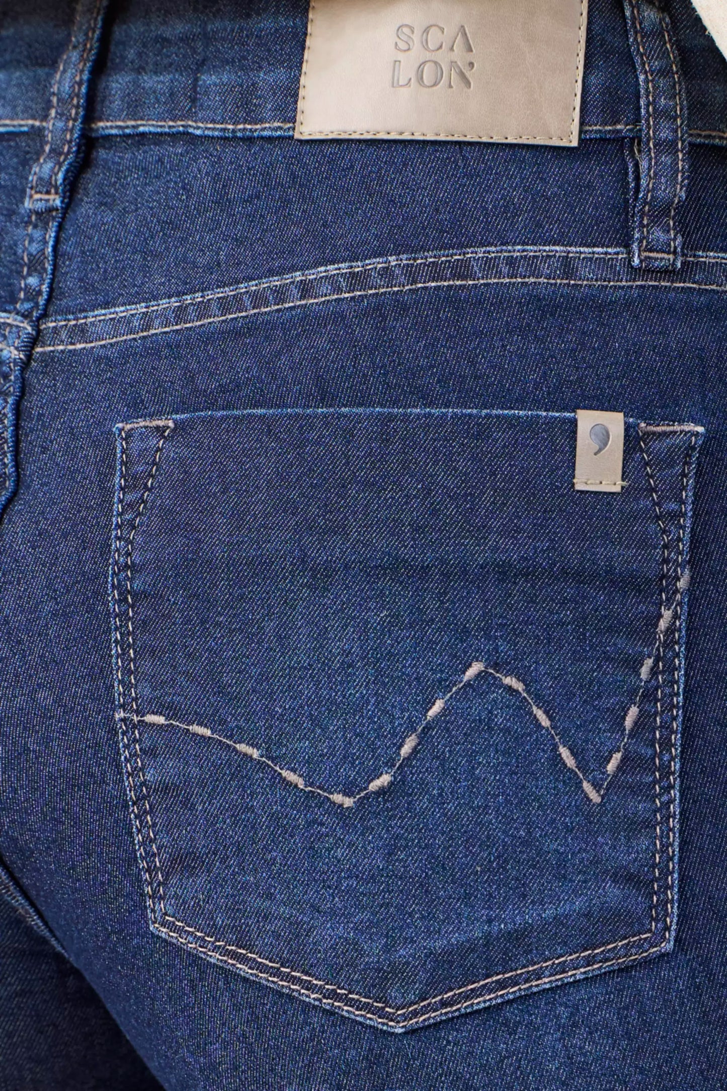 calça jeans cropped cintura intermedíaria com detalhe barra