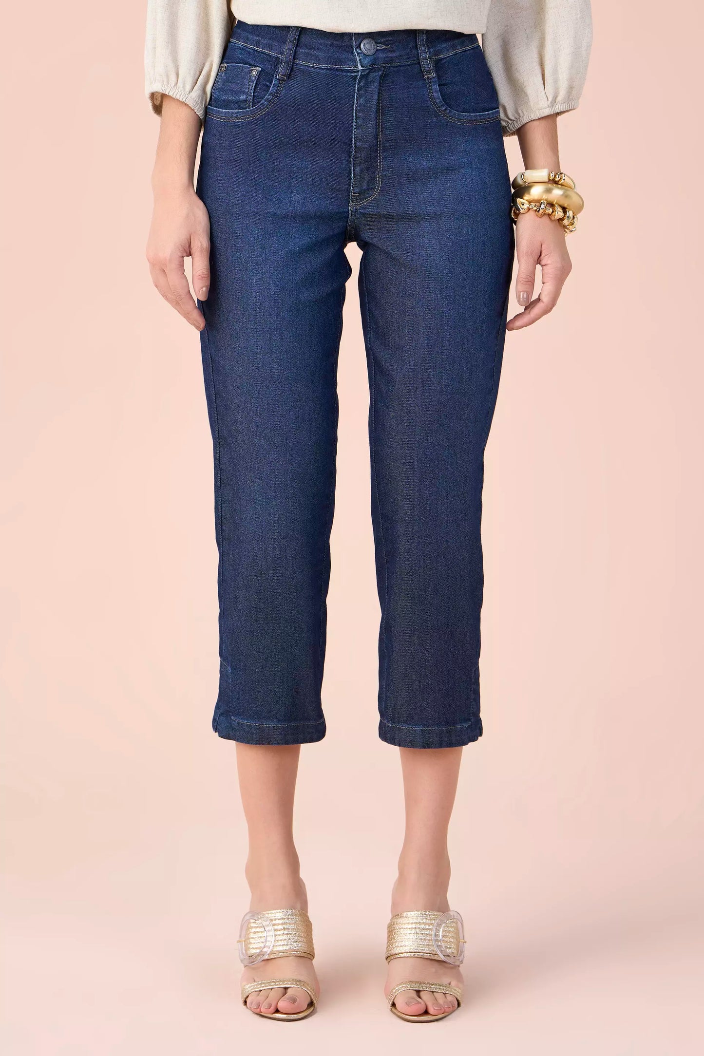 calça jeans cropped cintura intermedíaria com detalhe barra