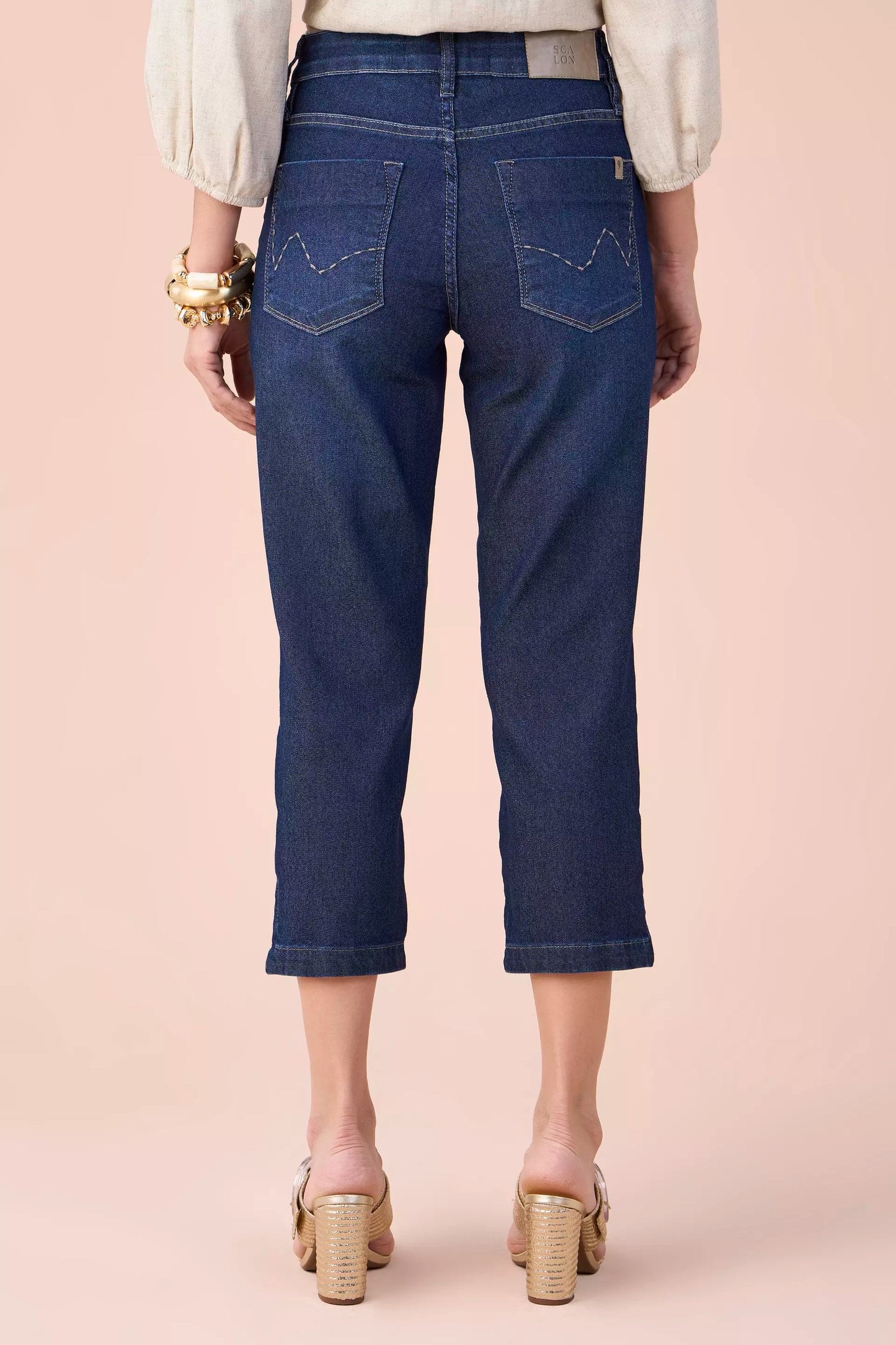 calça jeans cropped cintura intermedíaria com detalhe barra