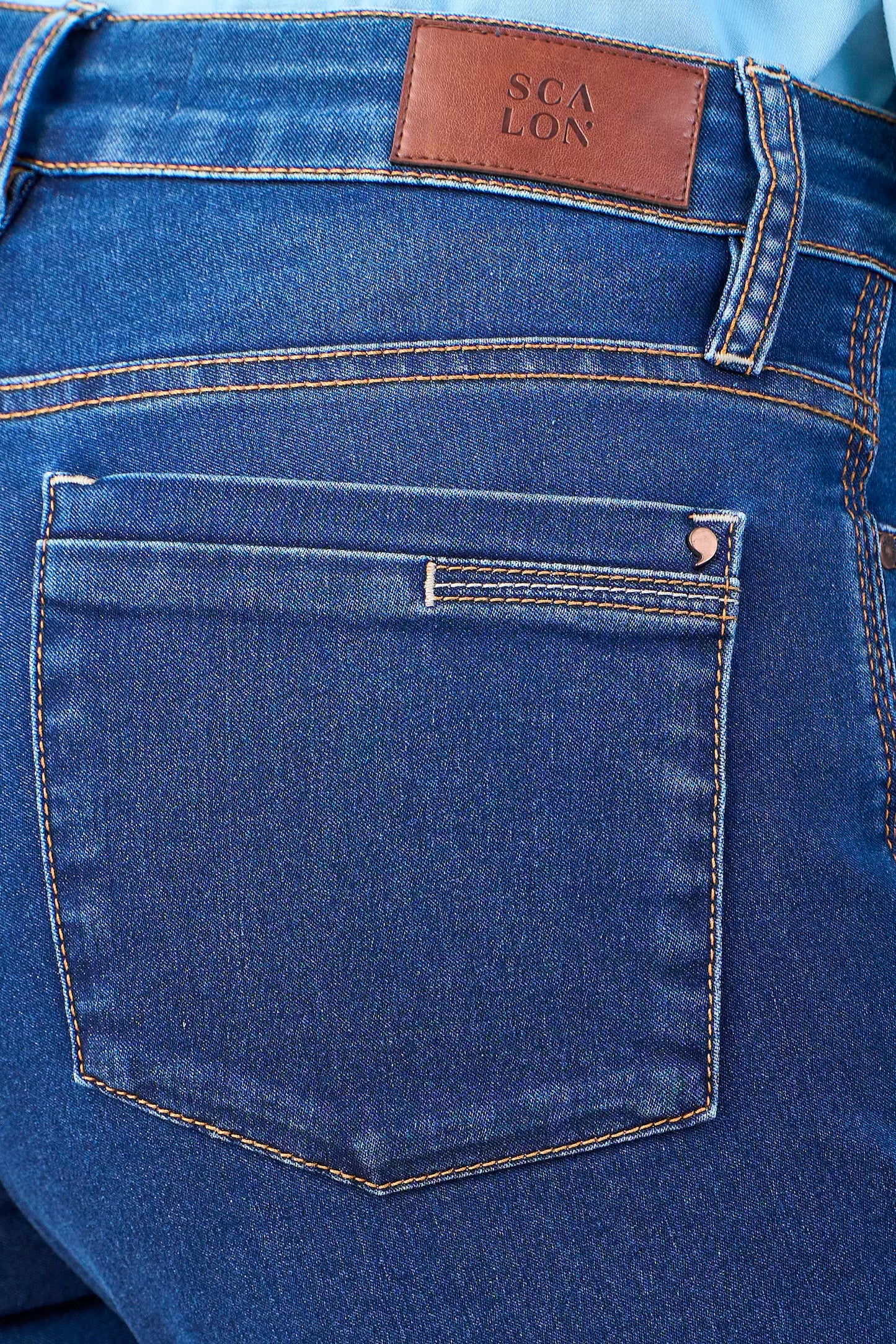 calça jeans cropped cintura intermedíaria com pespontos interrompidos