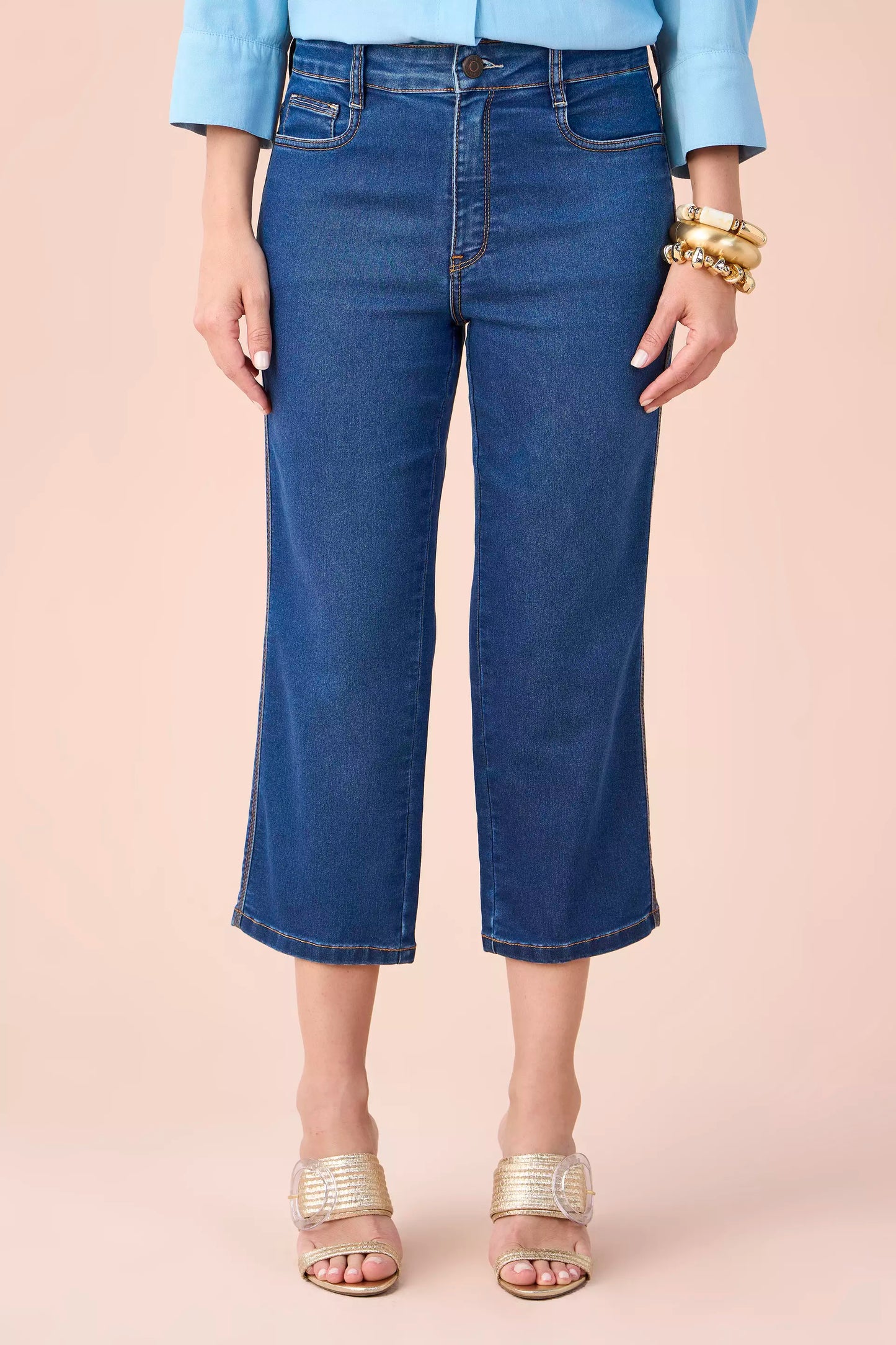 calça jeans cropped cintura intermedíaria com pespontos interrompidos