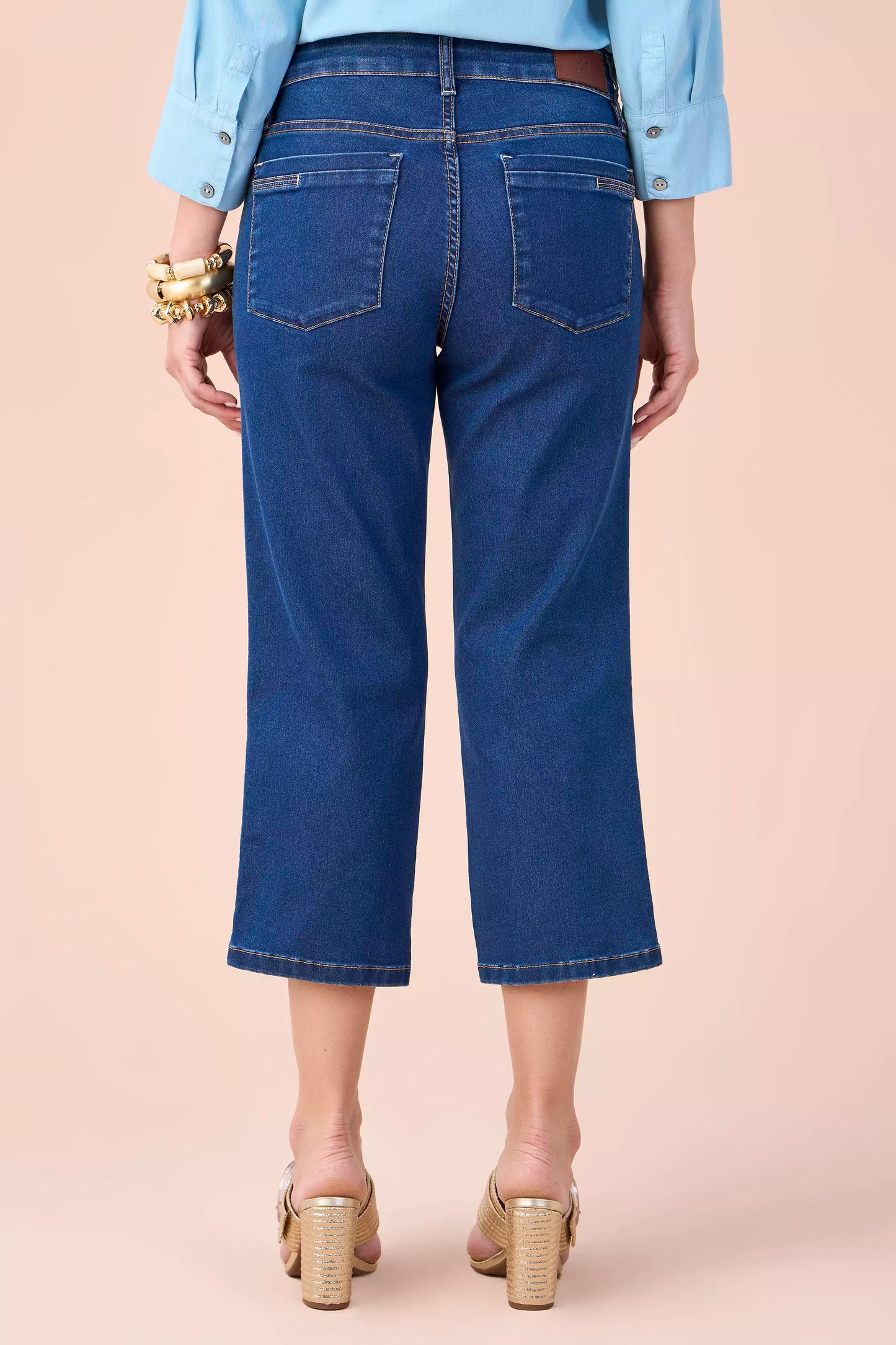calça jeans cropped cintura intermedíaria com pespontos interrompidos