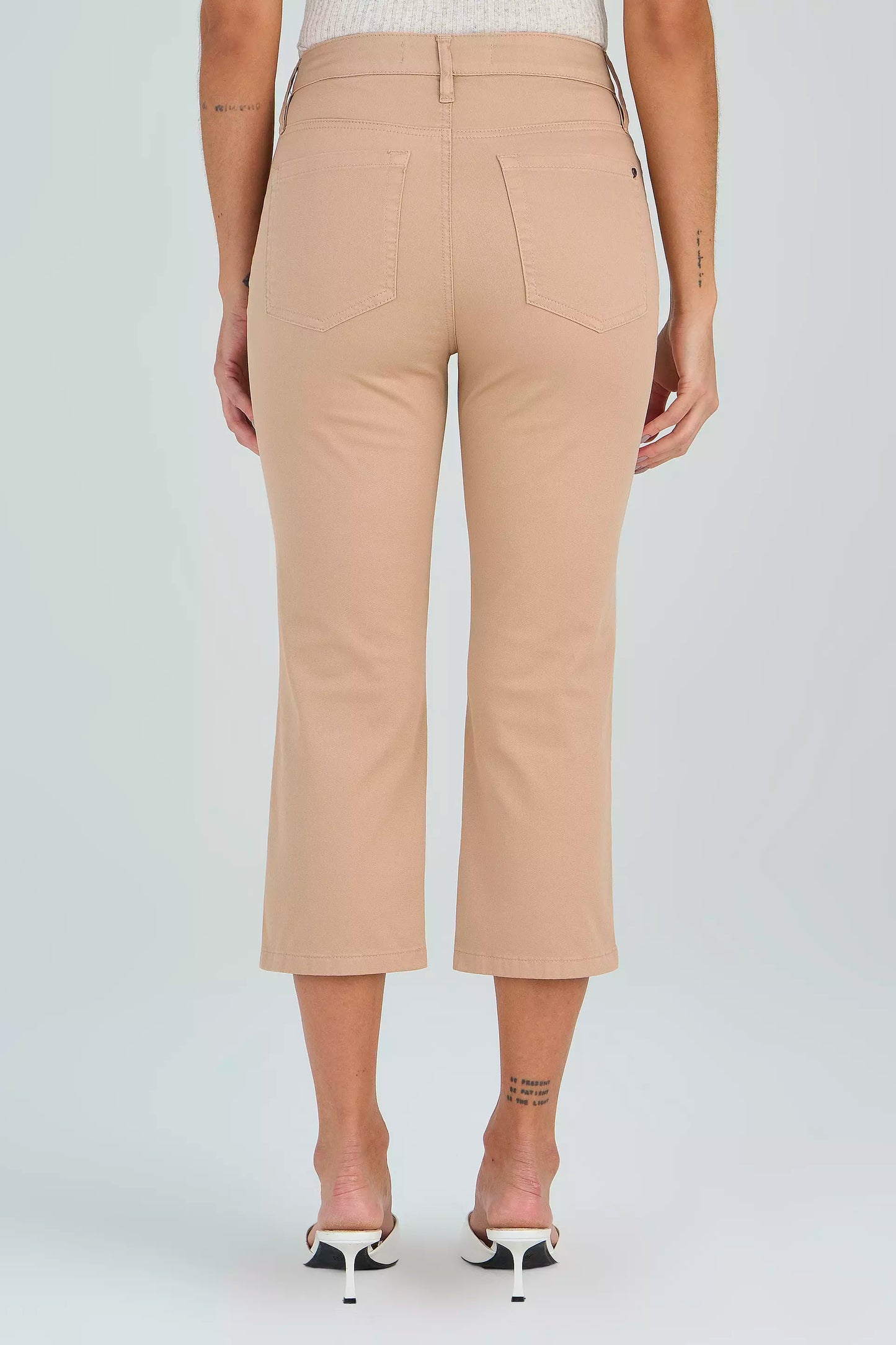 calça sarja color cropped cintura intermediáriabásica