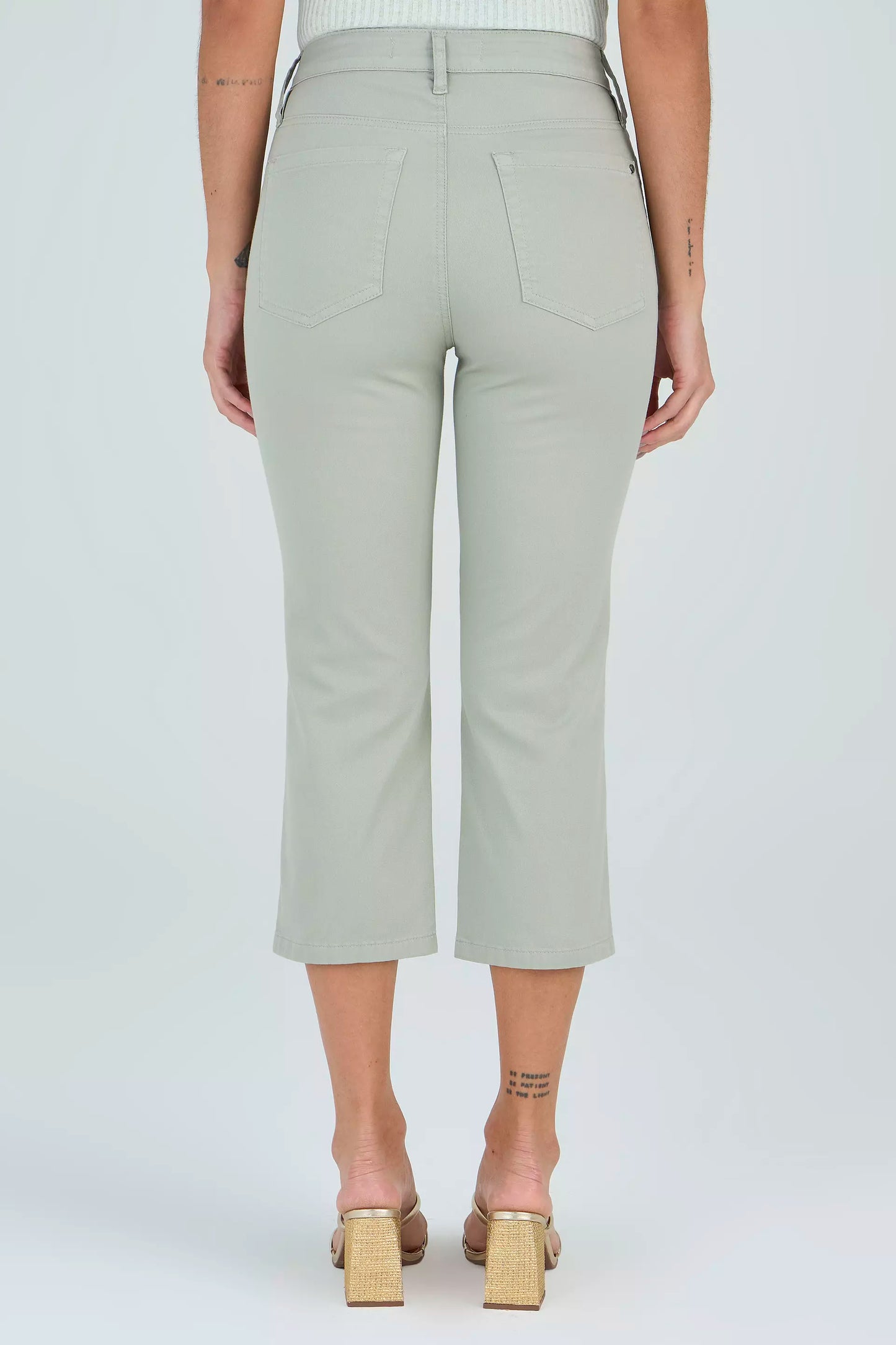 calça sarja color cropped cintura intermediáriabásica