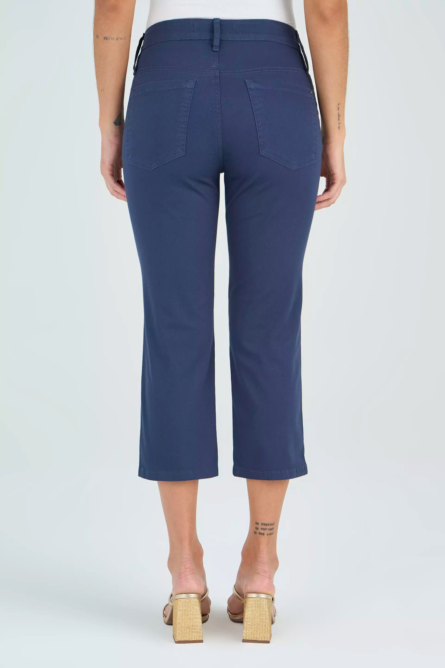 calça sarja color cropped cintura intermediáriabásica