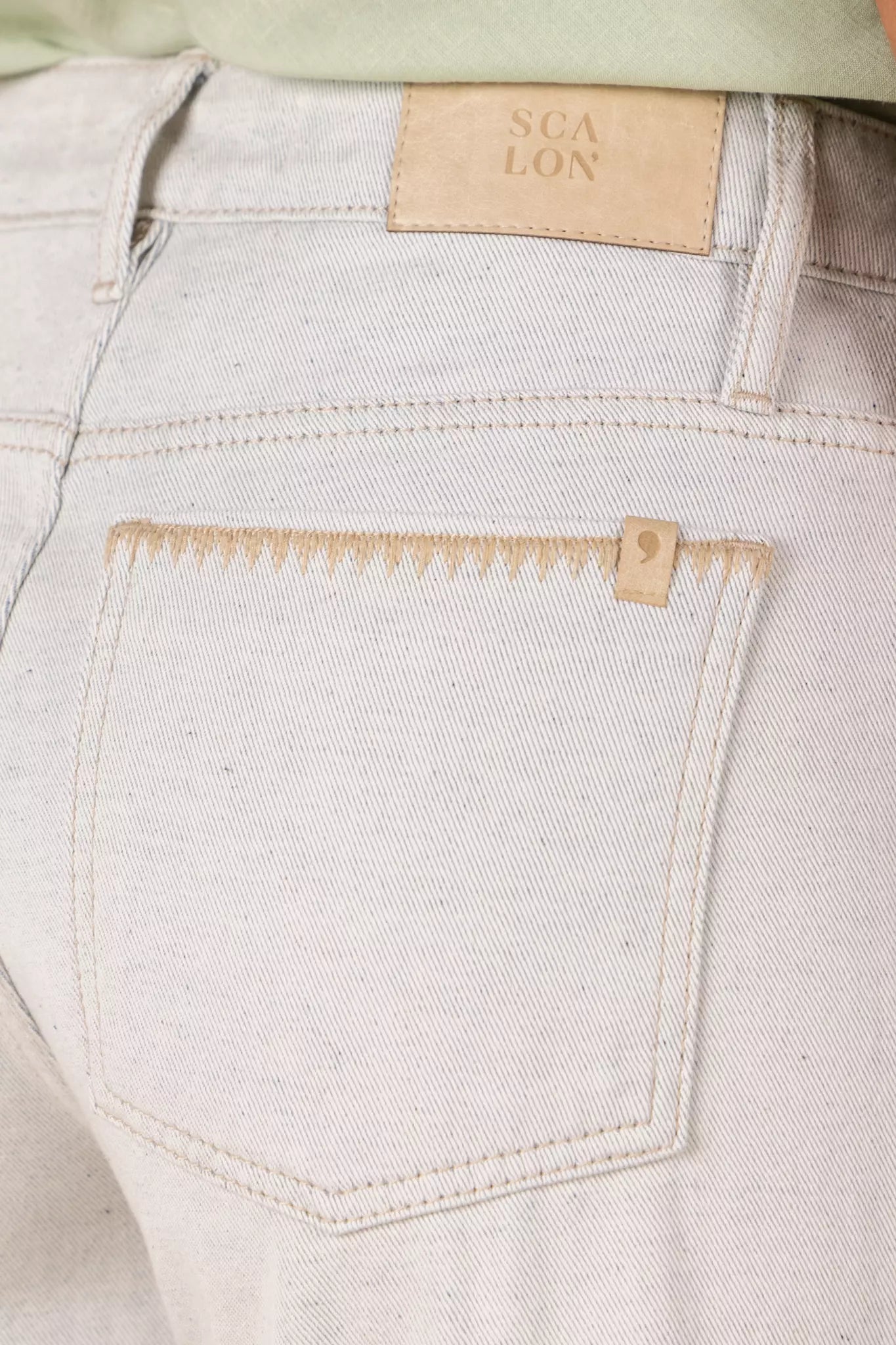 calça jeans cropped cintura intermediária com bordado