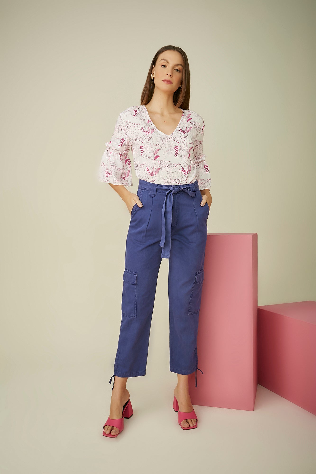 calça sarja pant cropped cintura intermediária com faixa