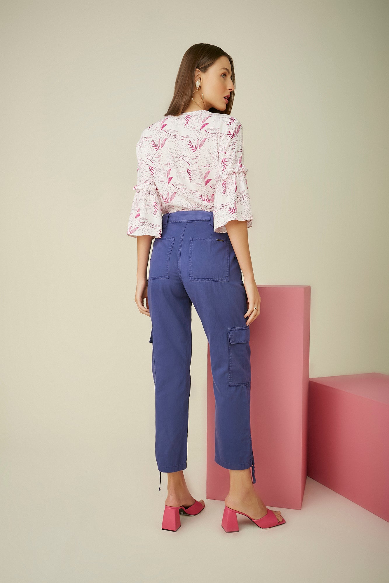 calça sarja pant cropped cintura intermediária com faixa