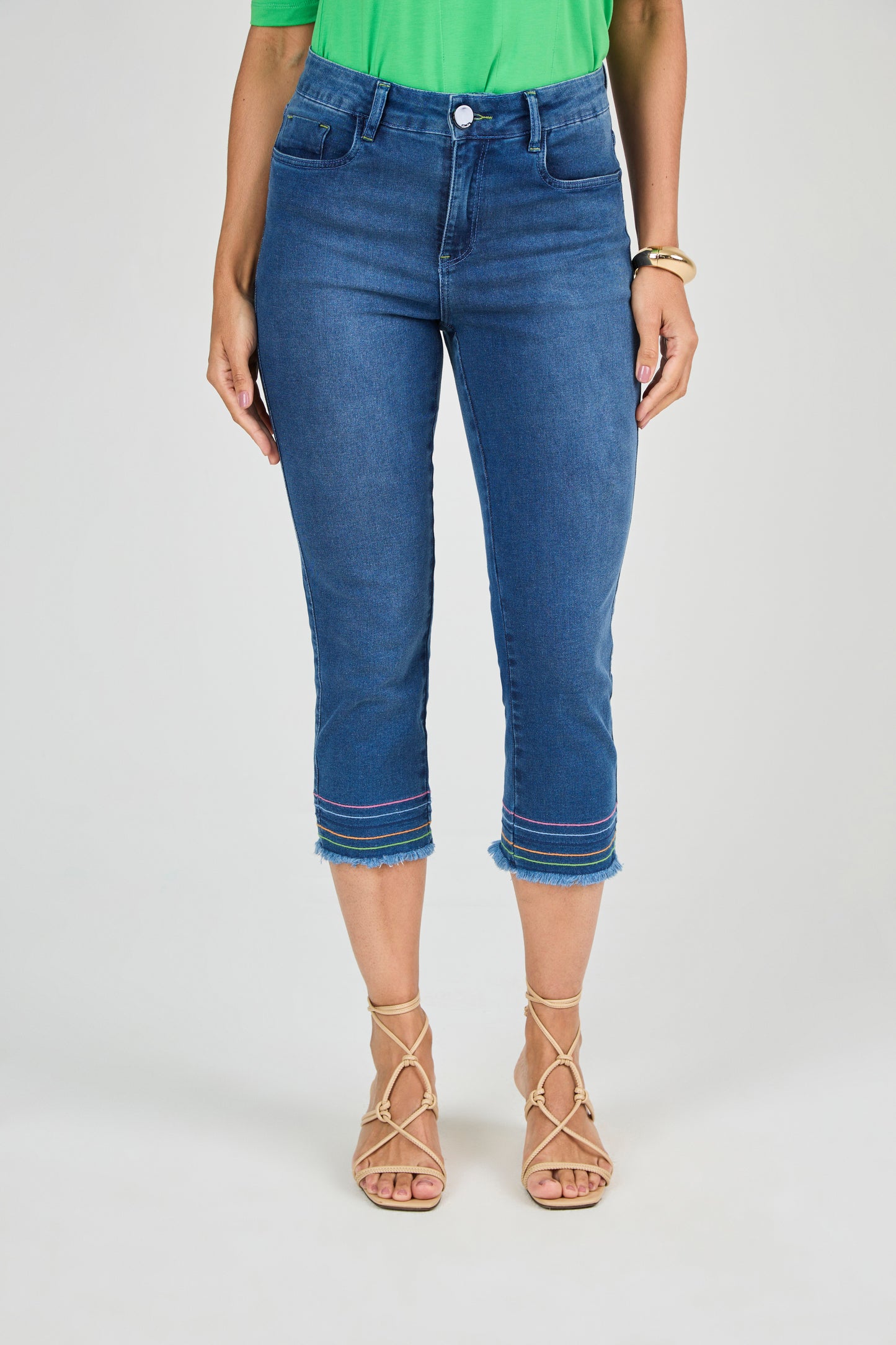 calça jeans cropped cintura intermediária com bordado pesponto