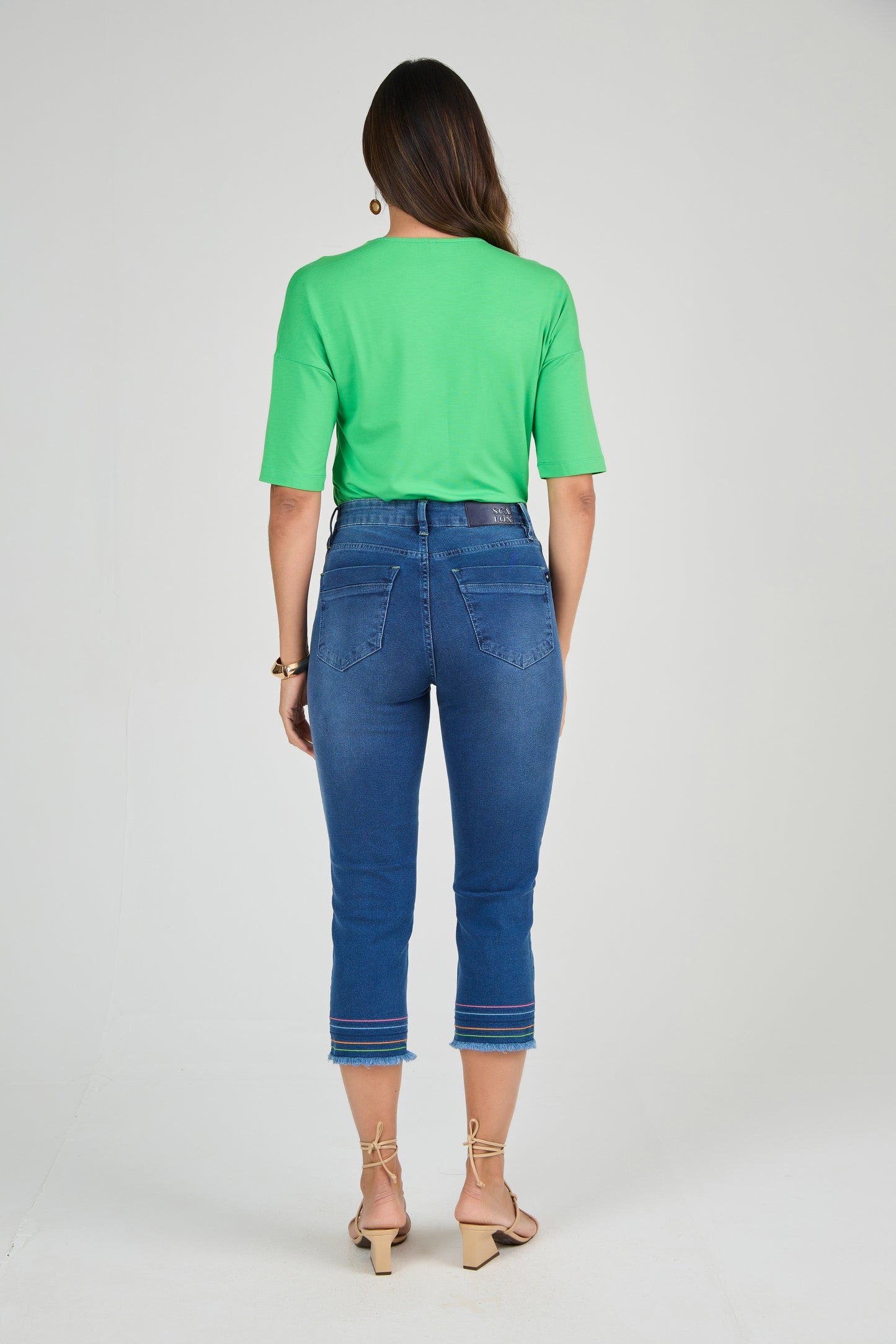 calça jeans cropped cintura intermediária com bordado pesponto