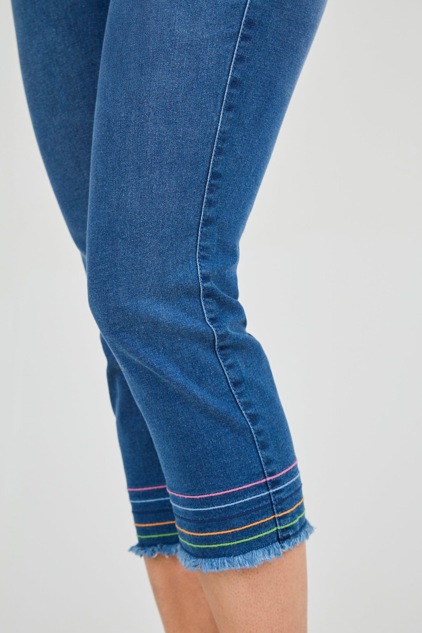 calça jeans cropped cintura intermediária com bordado pesponto