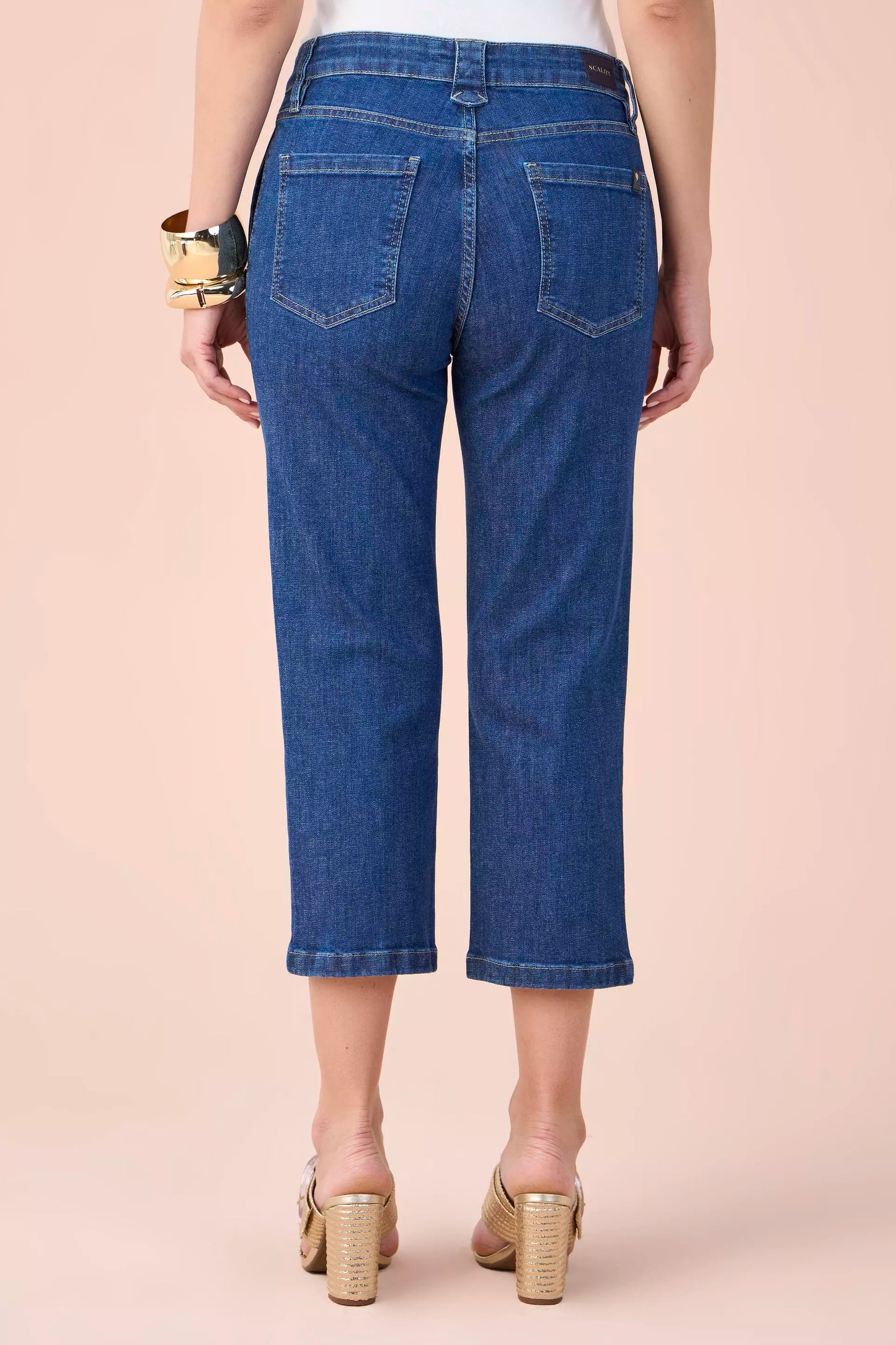 calça jeans cropped cintura intermedíaria com detalhe passante