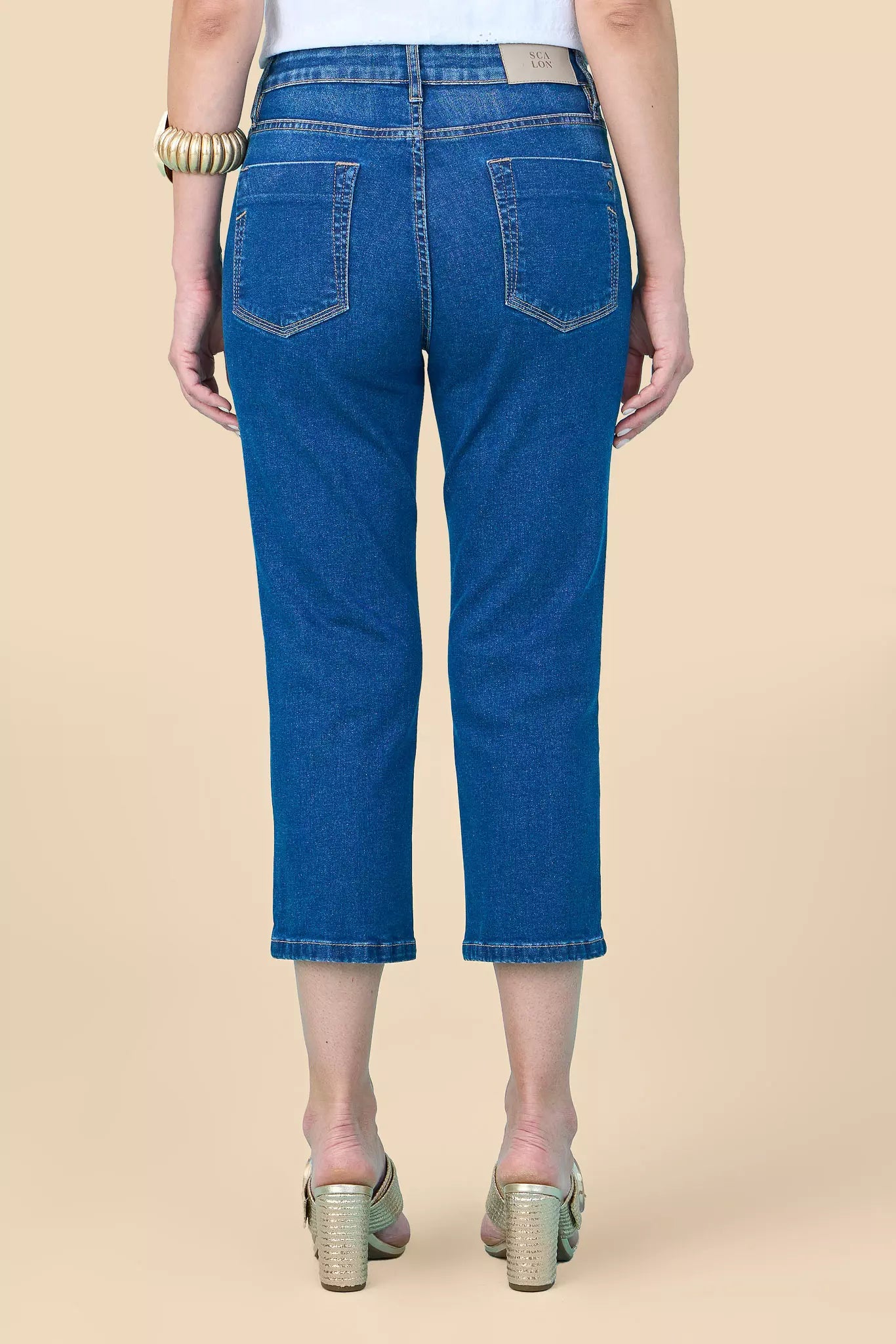 calça jeans cropped cintura intermedíaria com detalhe pespontos