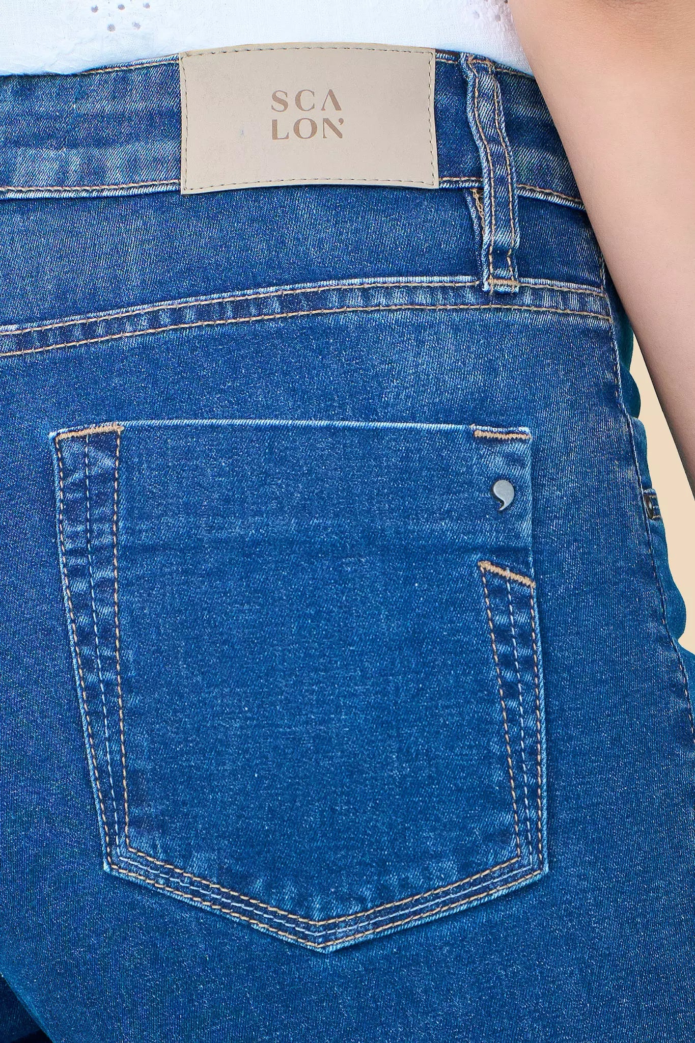 calça jeans cropped cintura intermedíaria com detalhe pespontos
