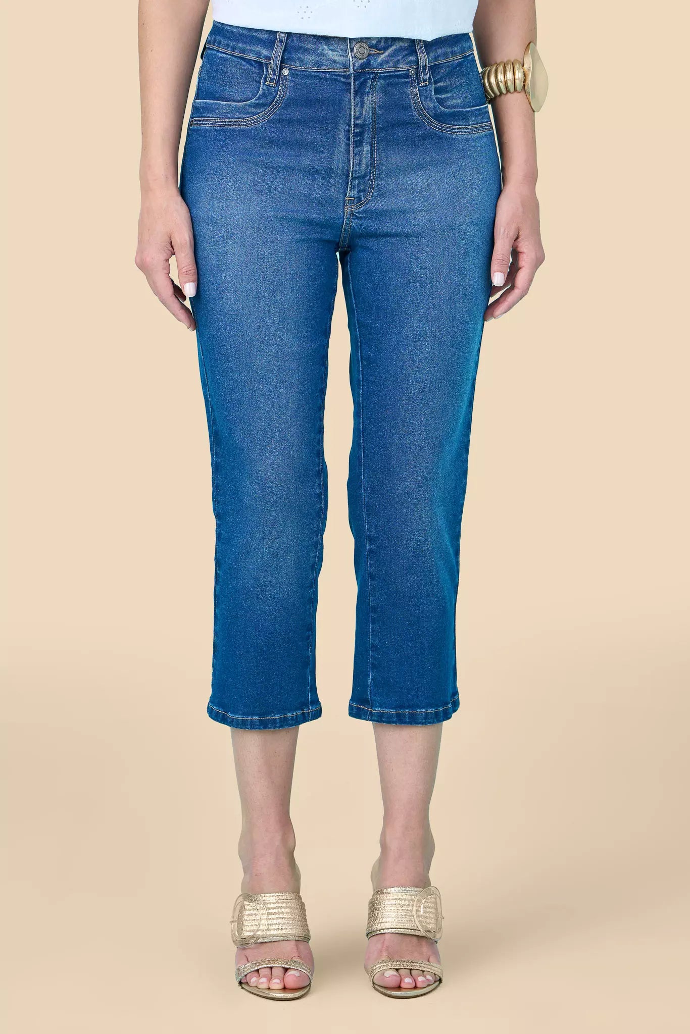 calça jeans cropped cintura intermedíaria com detalhe pespontos
