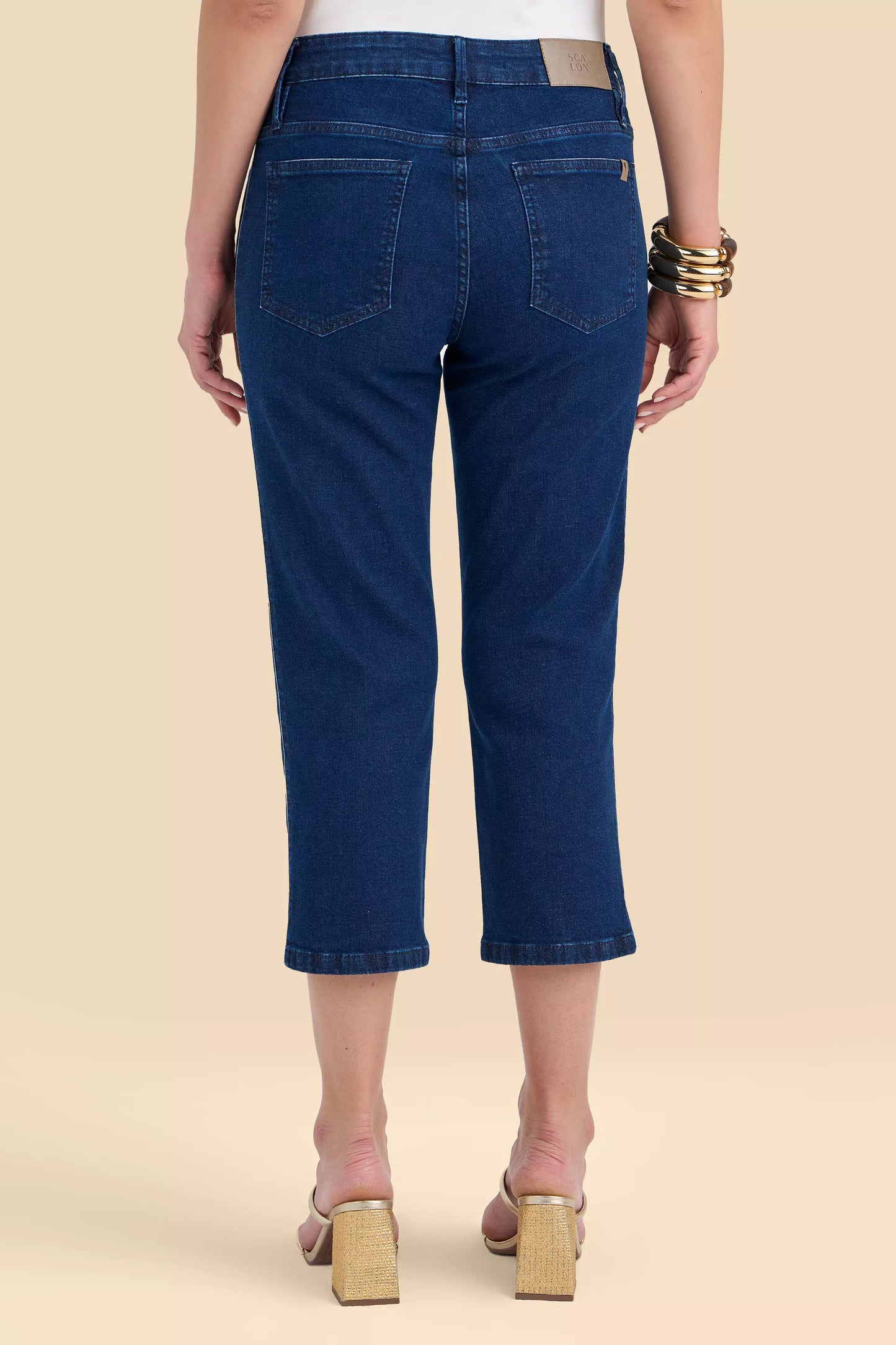 calça jeans cropped cintura intermedíaria com recorte lateral