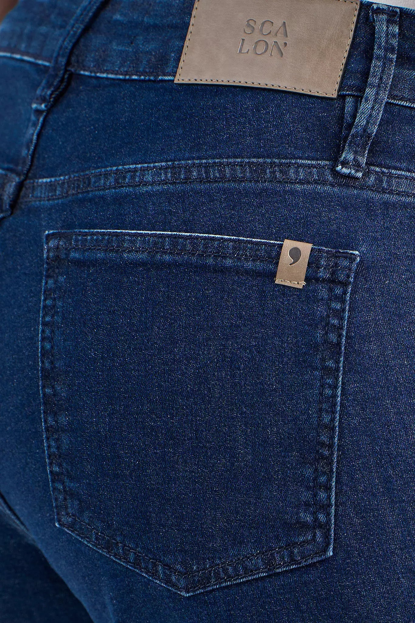 calça jeans cropped cintura intermedíaria com recorte lateral
