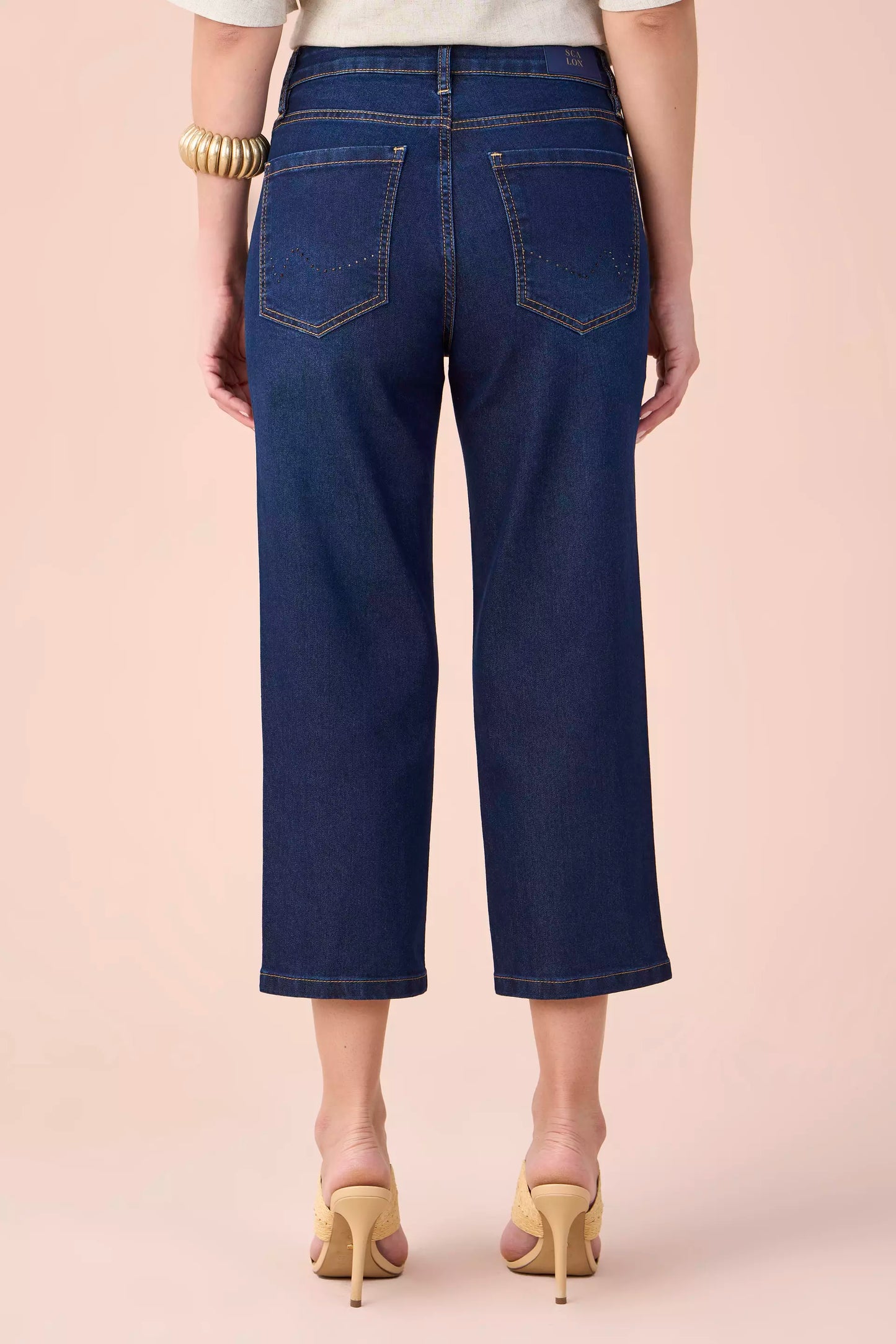 calça jeans cropped cintura intermedíaria com cristais