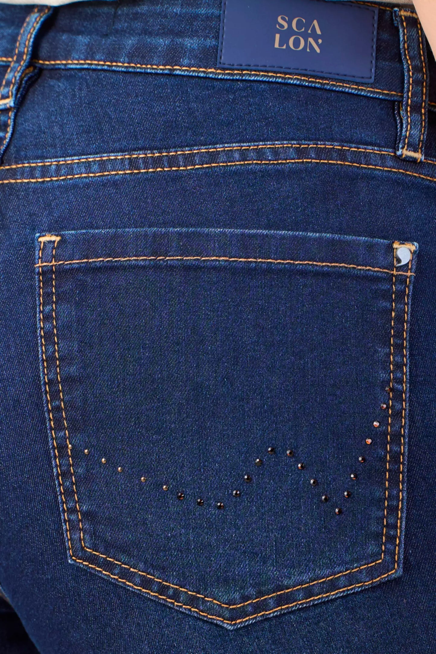 calça jeans cropped cintura intermedíaria com cristais