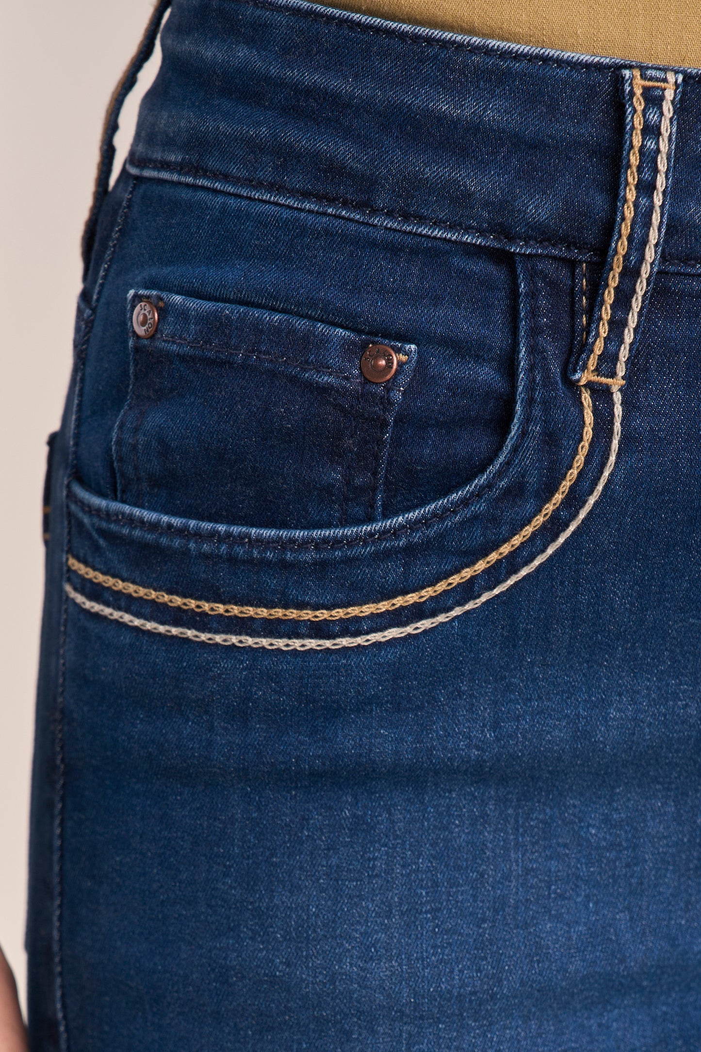 Calça Jeans Cropped Cintura Intermediária com Ponto Corrente