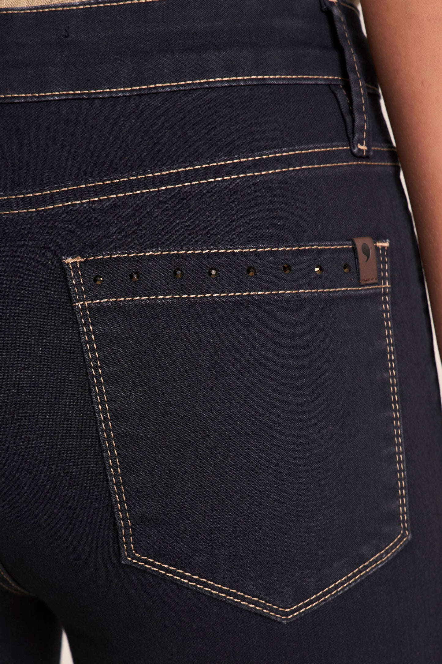 Calça Jeans Black Cropped Cintura Intermediária com Cristais