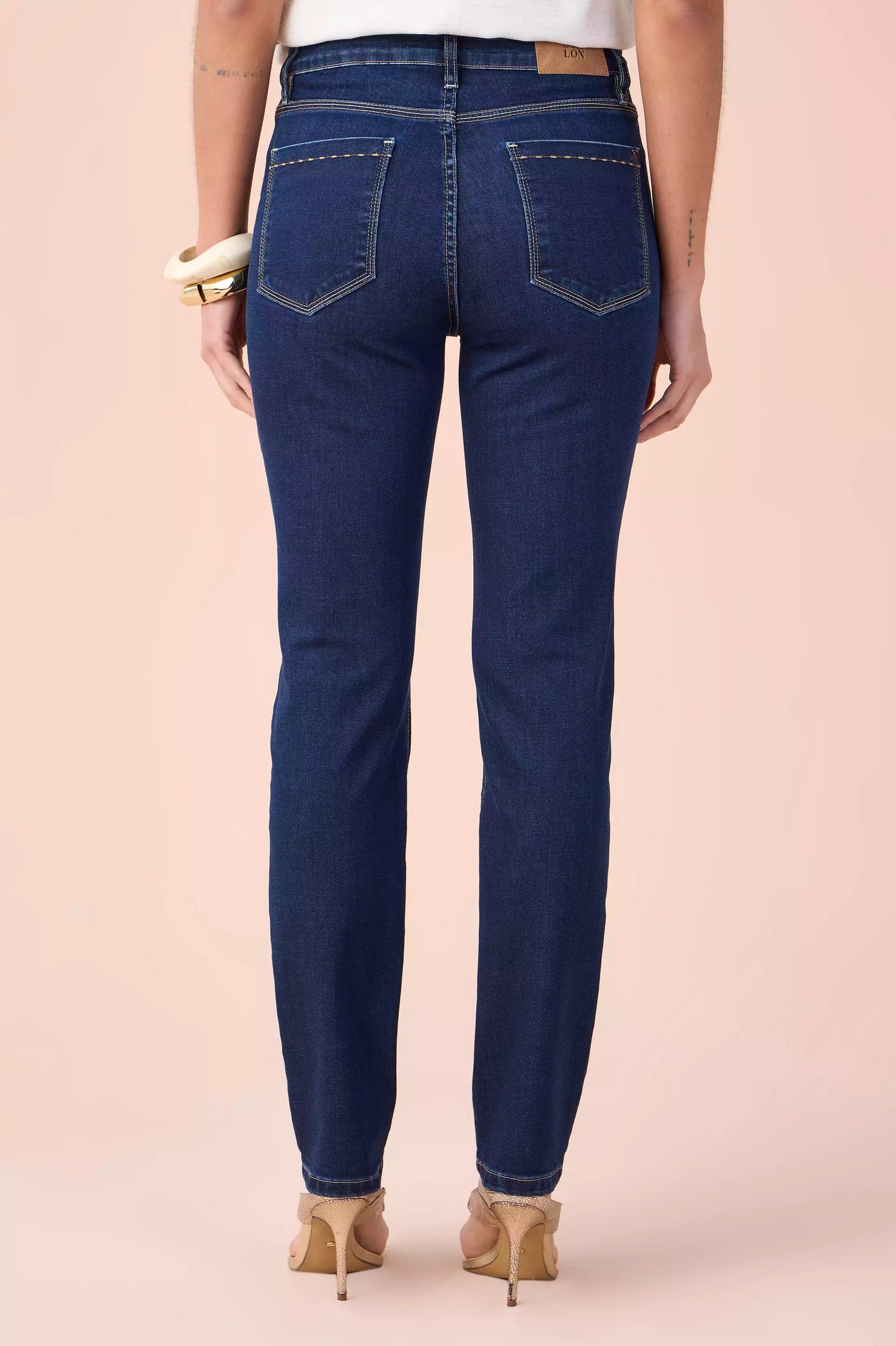 calça jeans skinny cintura intermediária com ponto picado