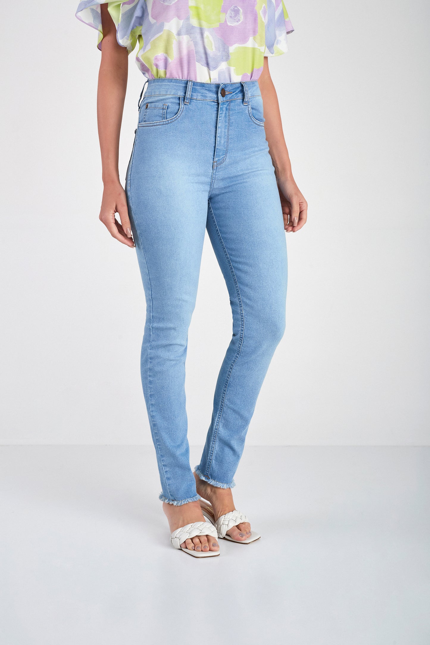 calça jeans skinny cintura intermediária barra a fio
