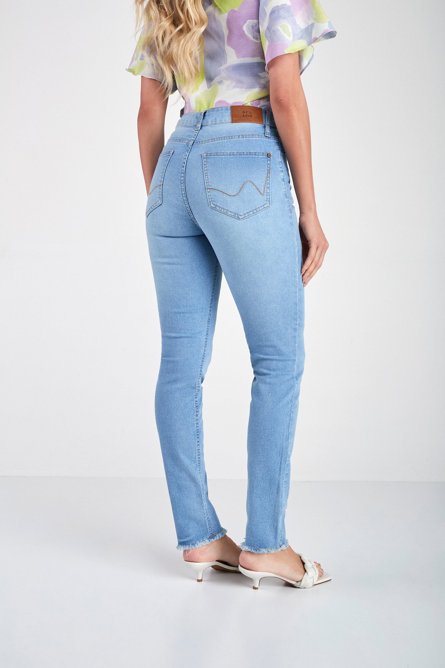 calça jeans skinny cintura intermediária barra a fio