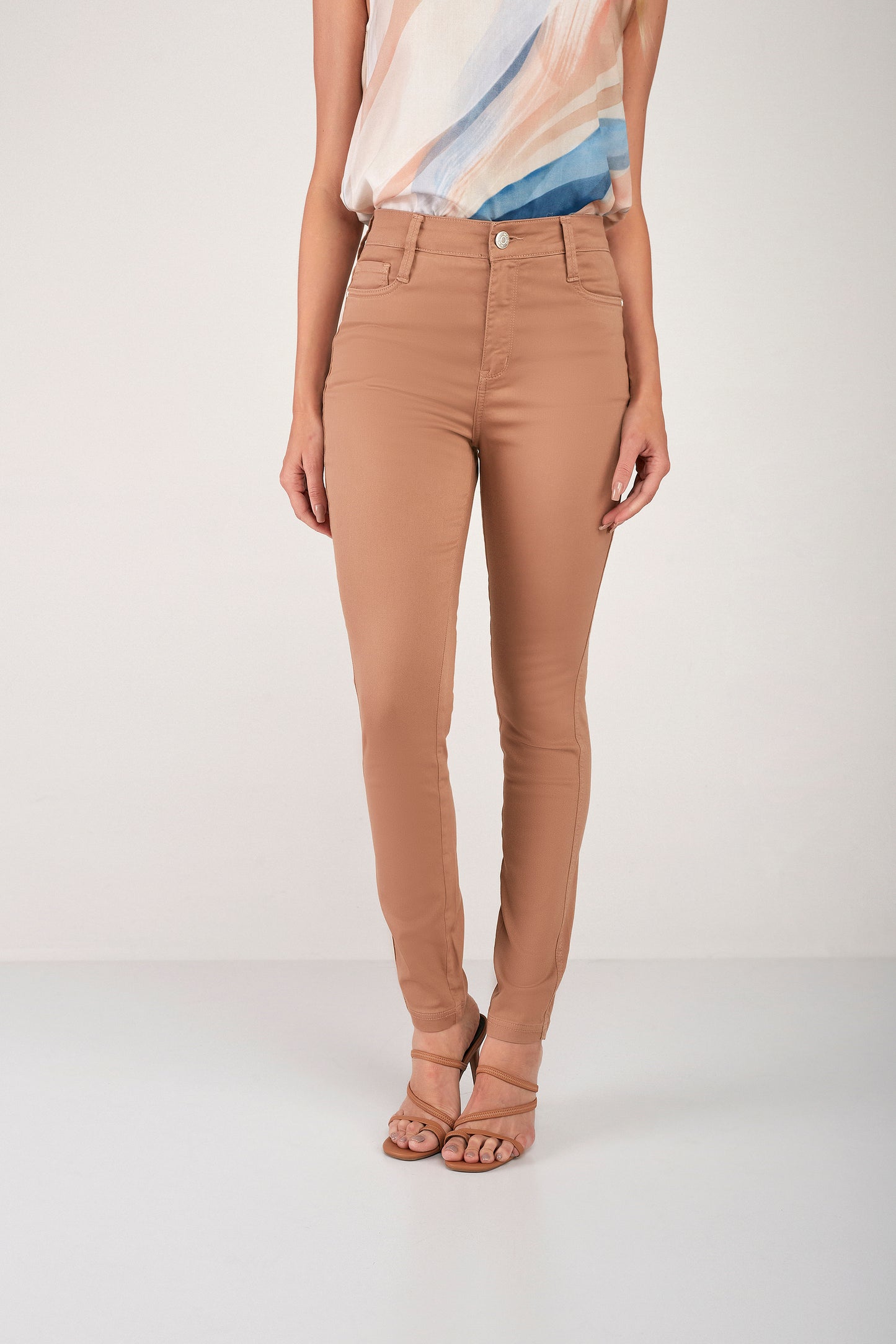 calça sarja color skinny cós intermediário básica