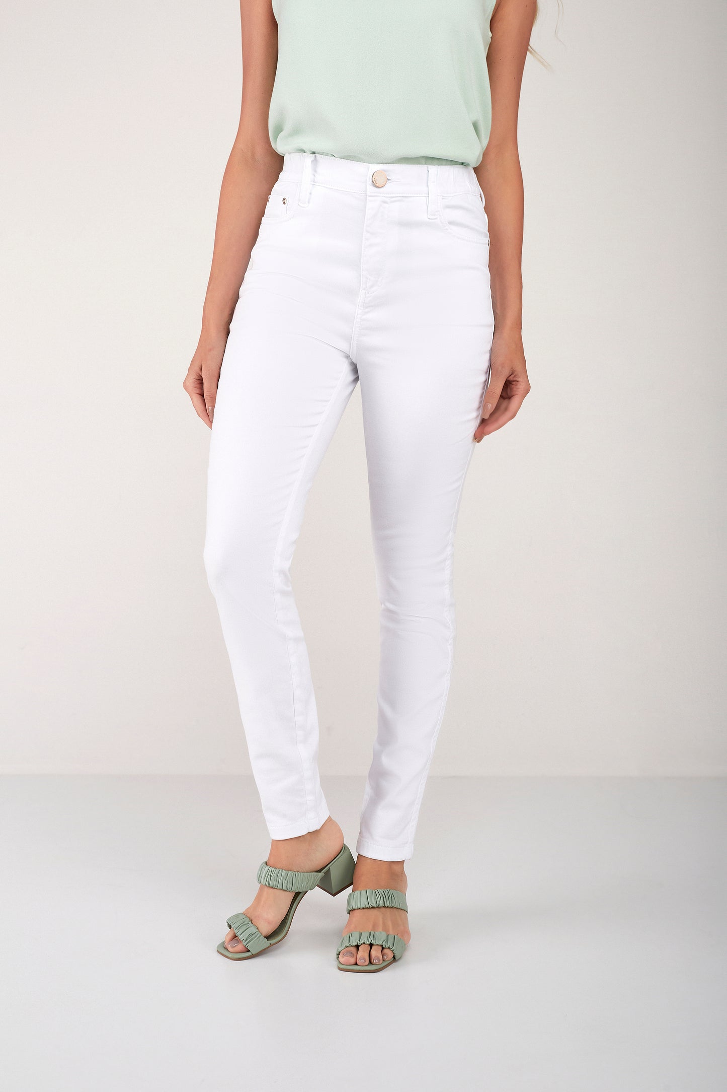 calça sarja color skinny cós intermediário com elástico