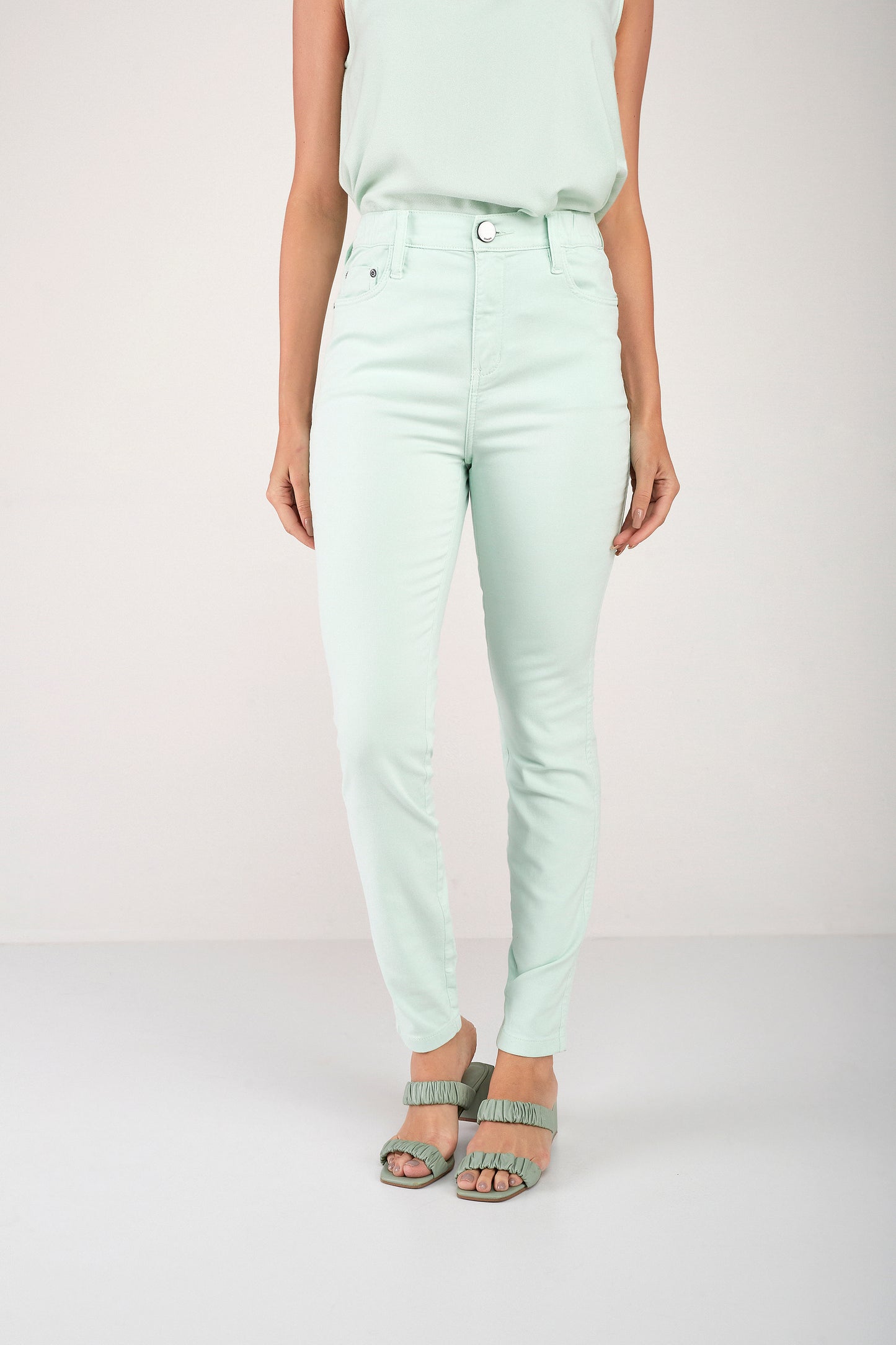 calça sarja color skinny cós intermediário com elástico
