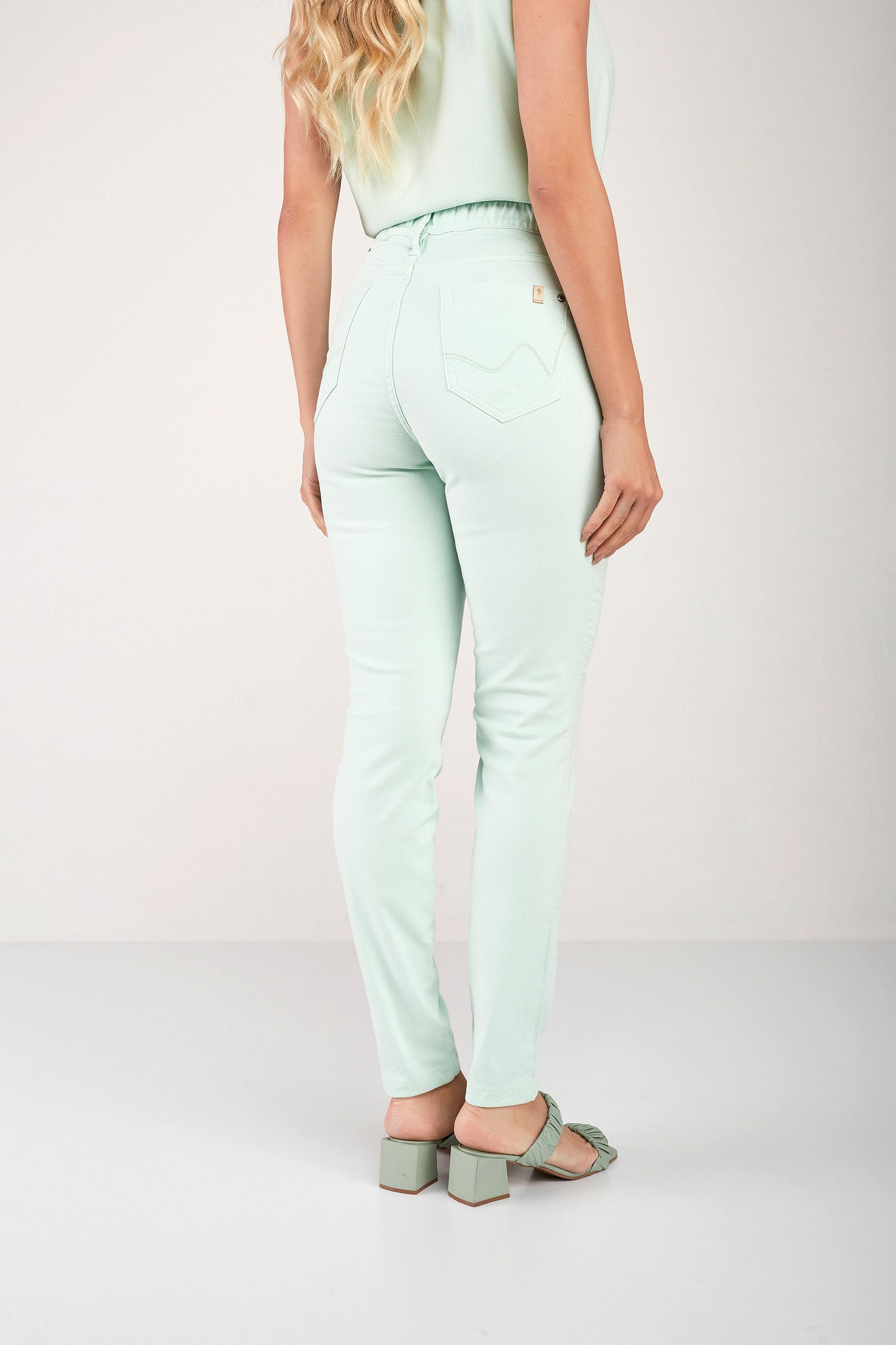 calça sarja color skinny cós intermediário com elástico