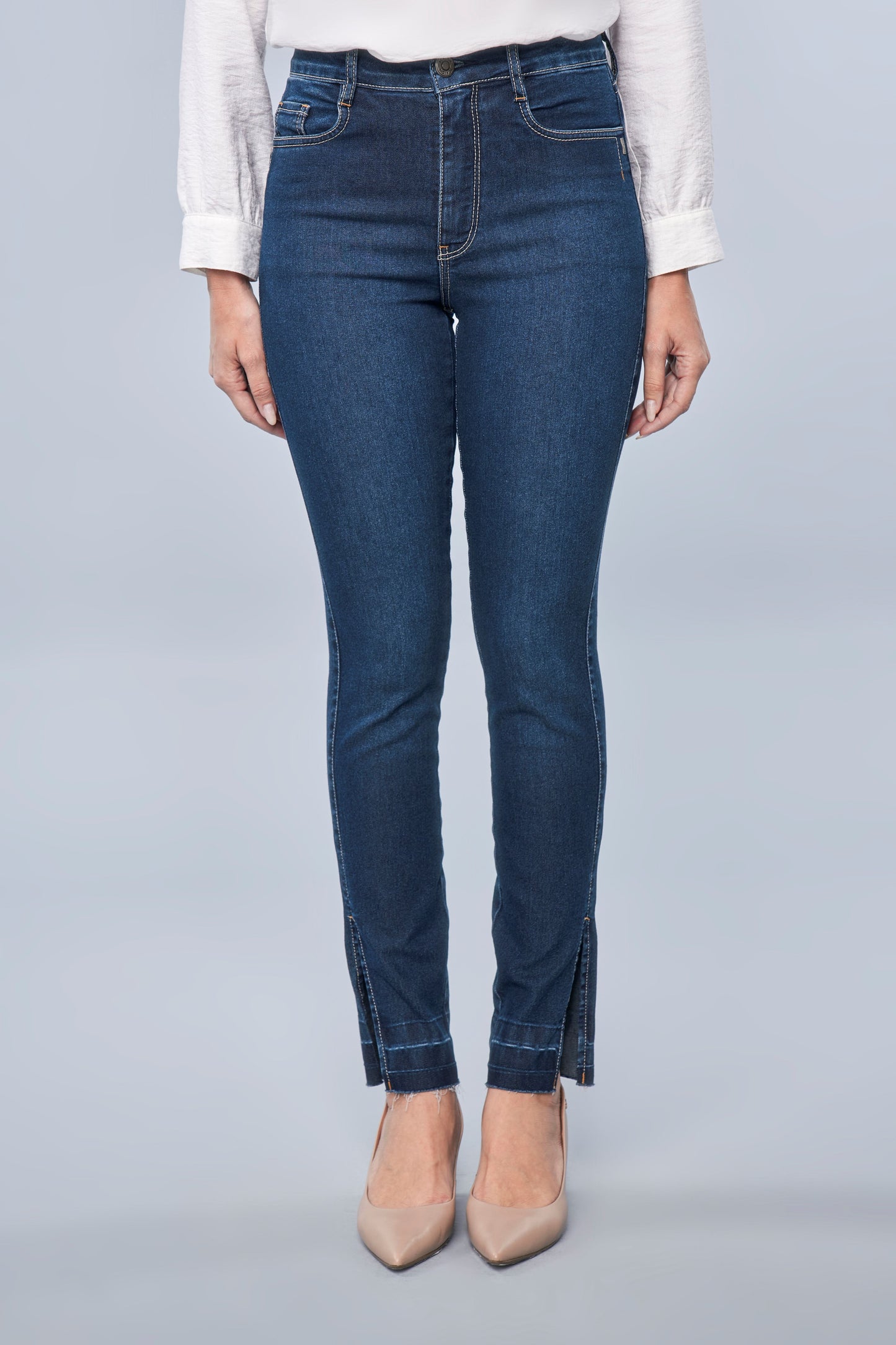 calça jeans skinny cintura intermediária com abertura barra