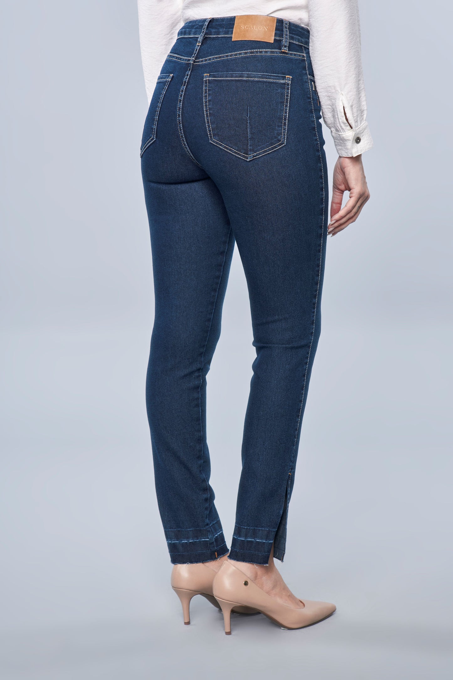 calça jeans skinny cintura intermediária com abertura barra