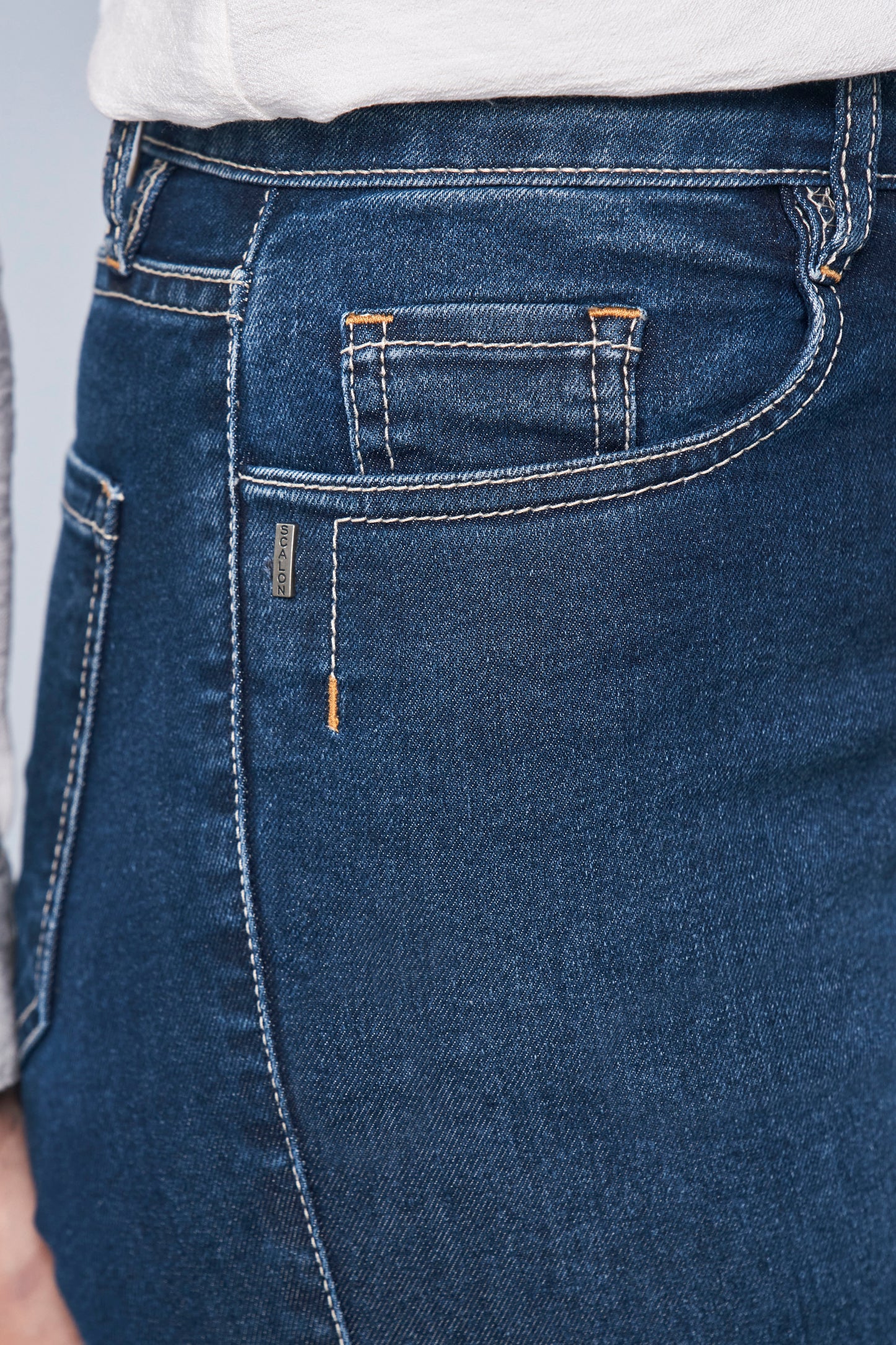 calça jeans skinny cintura intermediária com abertura barra