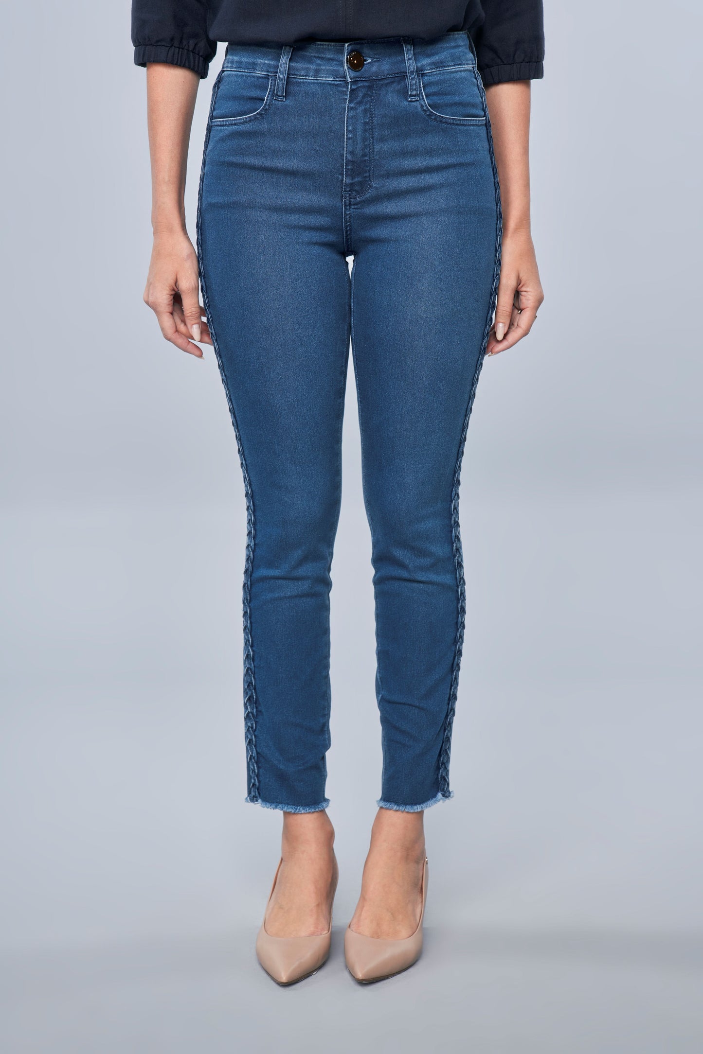 calça jeans skinny cintura intermediária com detalhe trançado